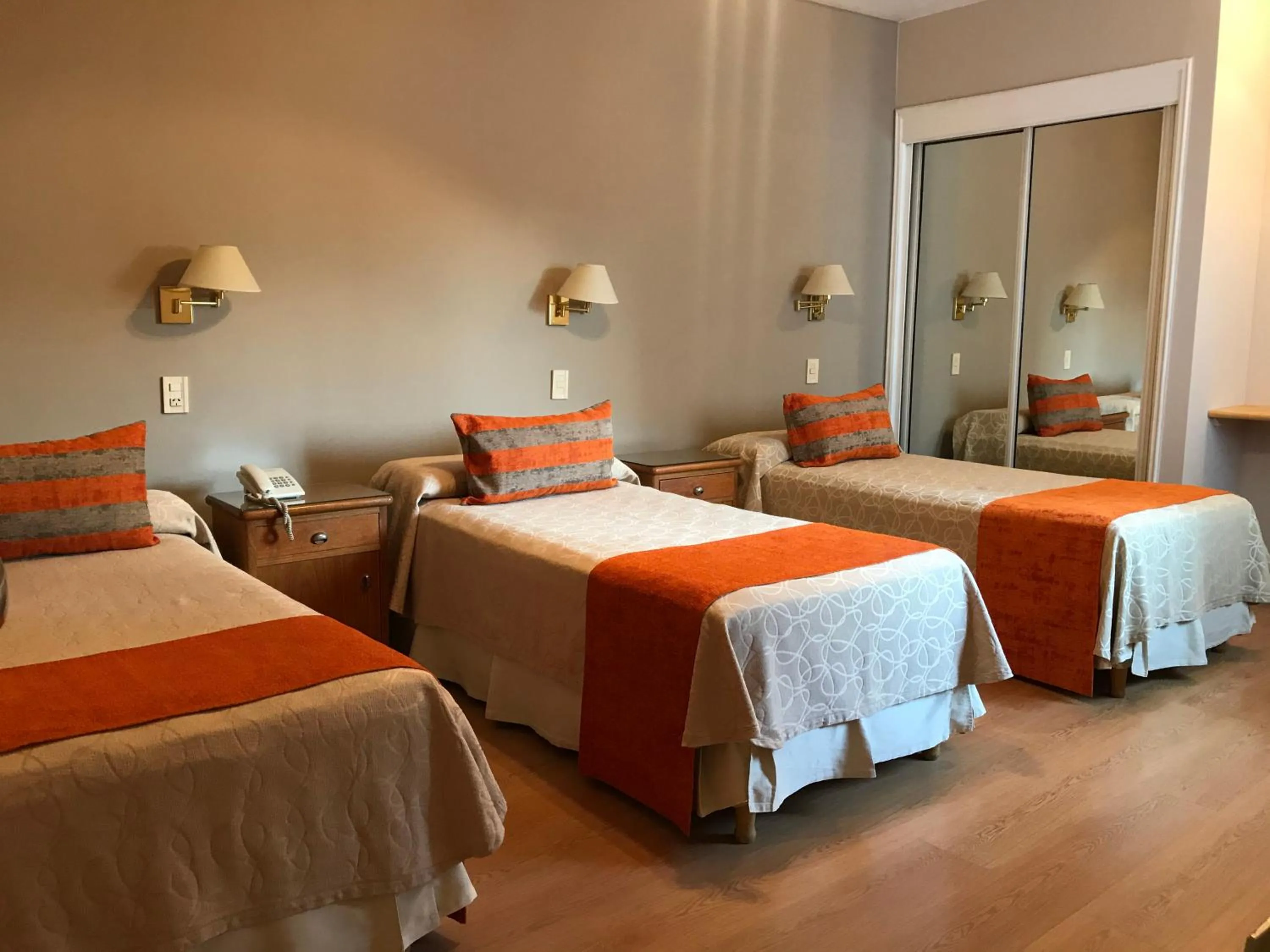 Photo of the whole room, Bed in Hotel Crillon Mendoza