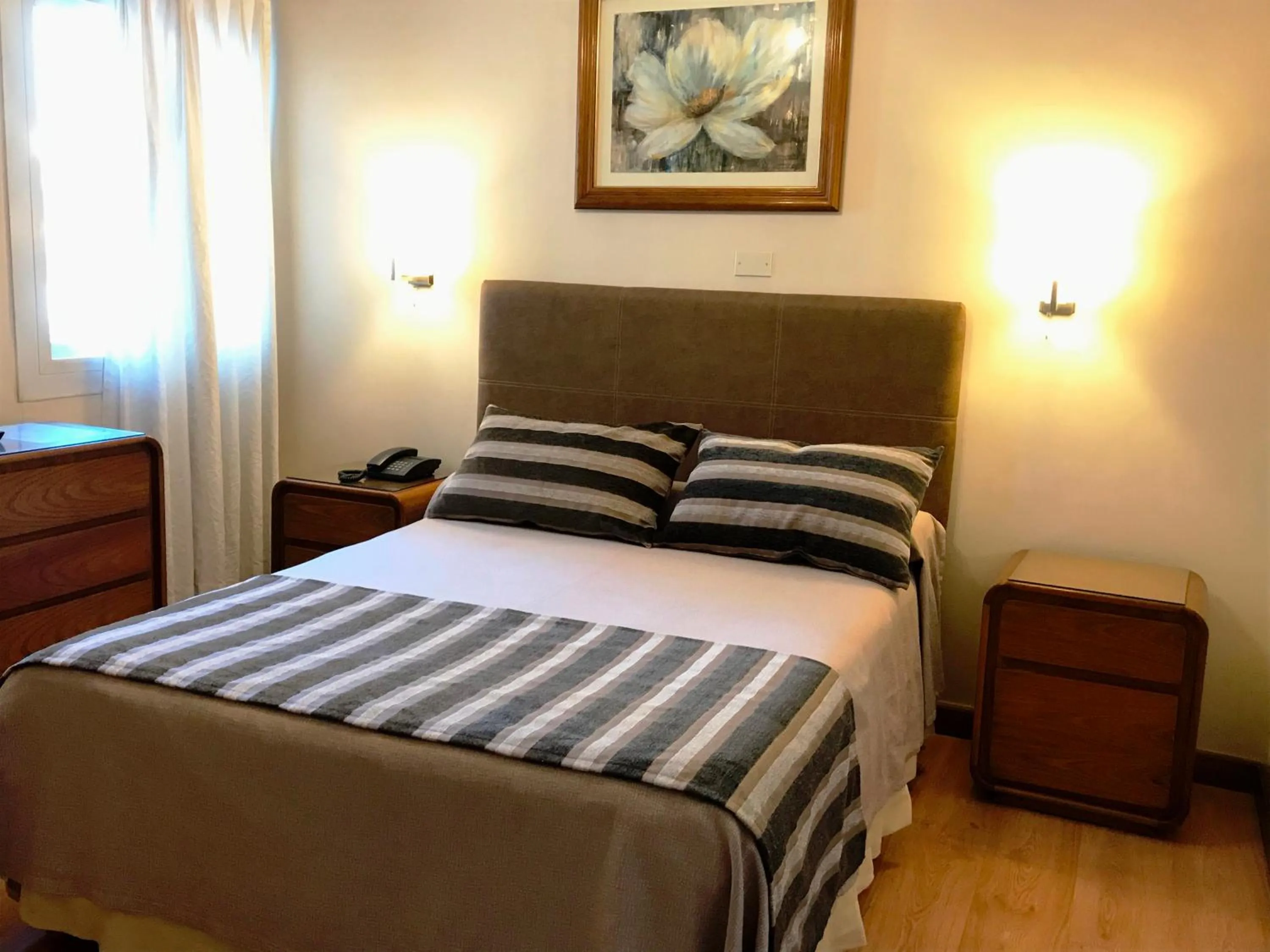 Photo of the whole room, Bed in Hotel Crillon Mendoza