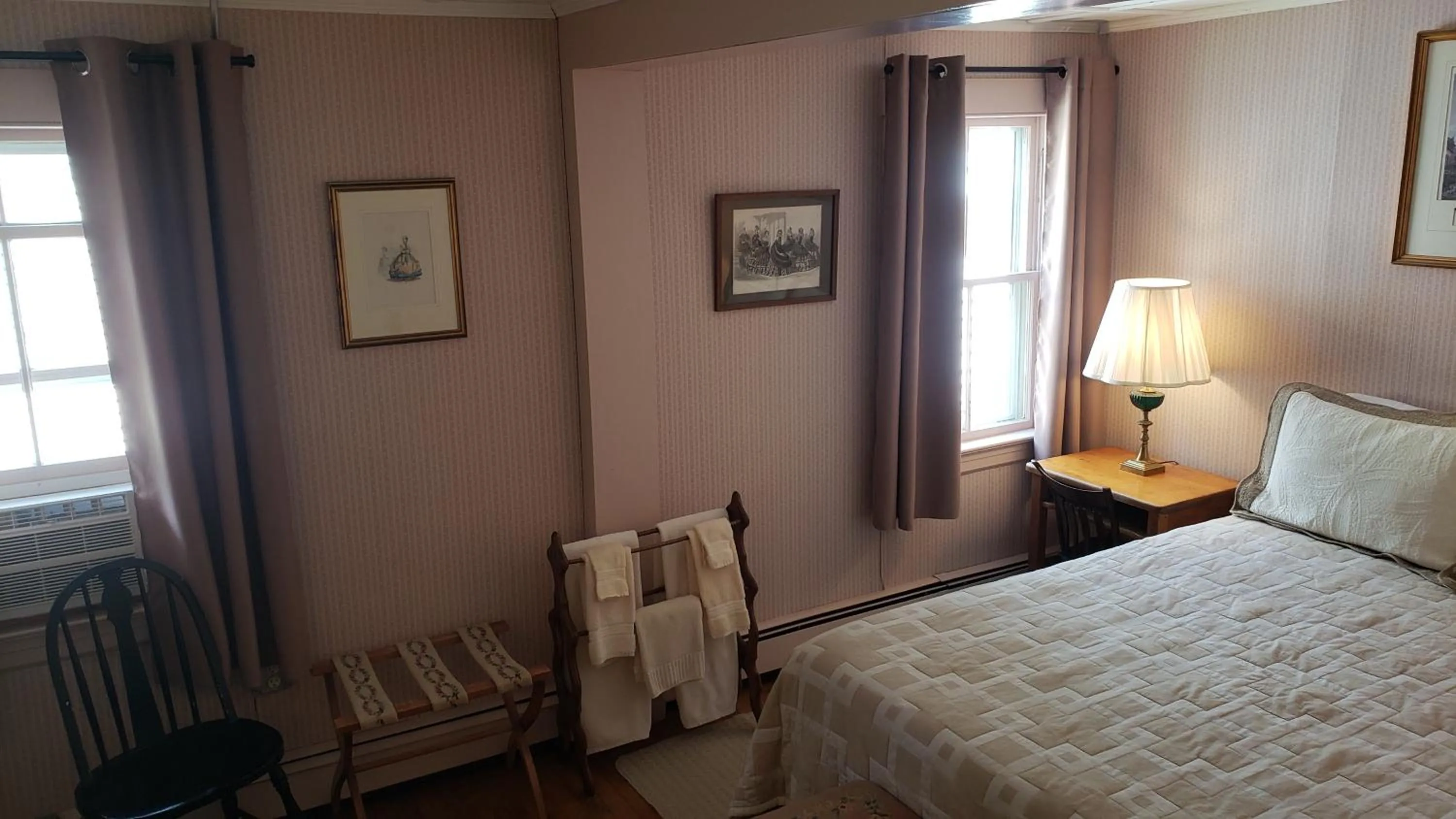 Bed in Hawks House Inn