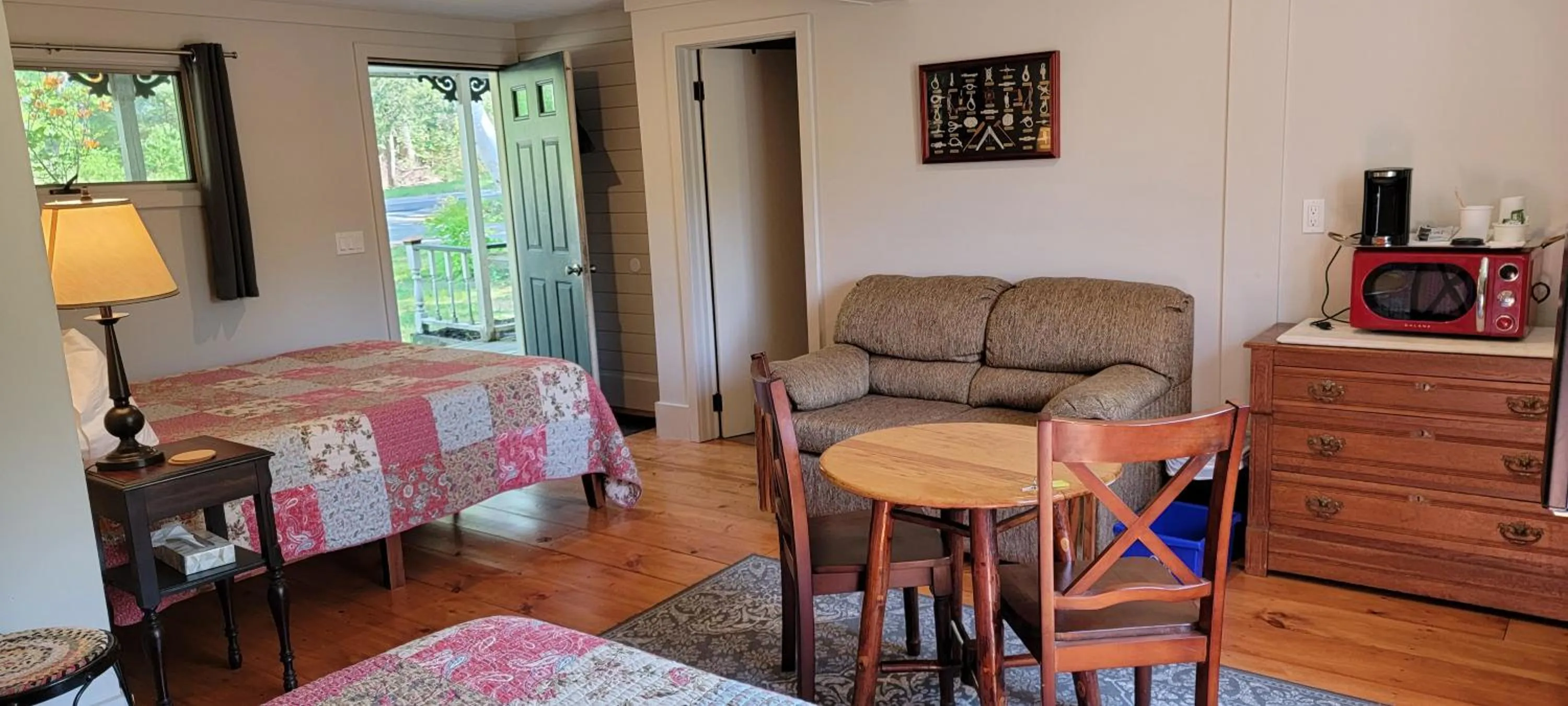 Seating area, Bed in Hawks House Inn