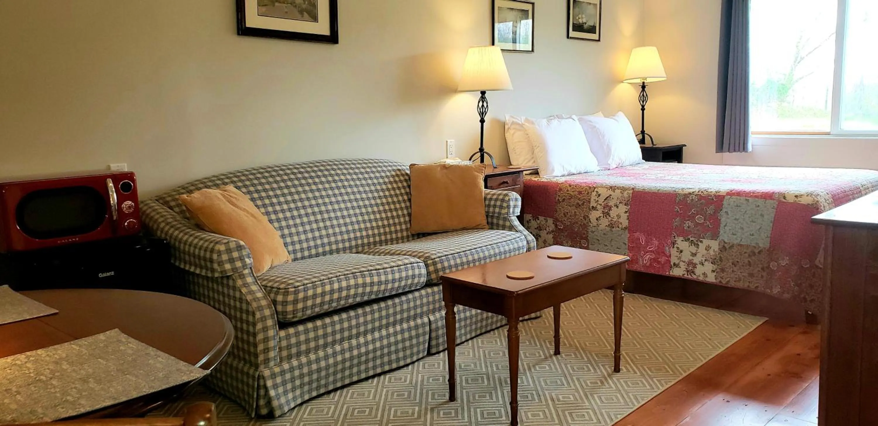 Seating area, Bed in Hawks House Inn