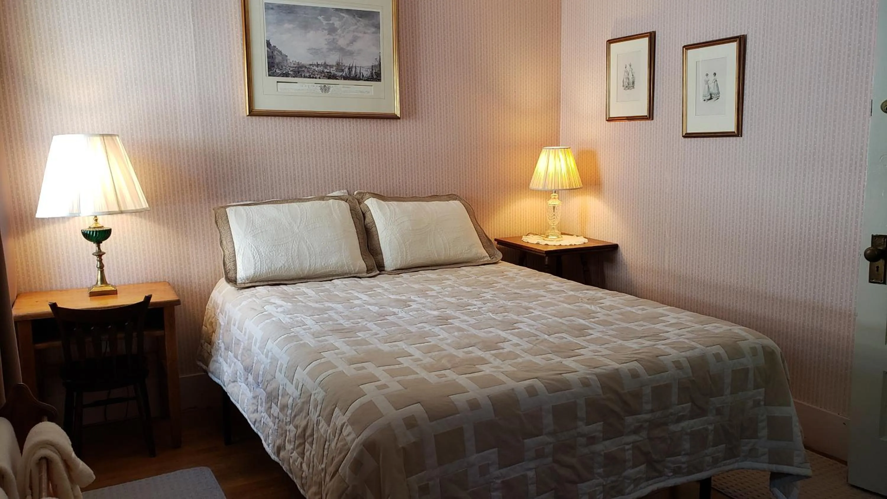 Bed in Hawks House Inn