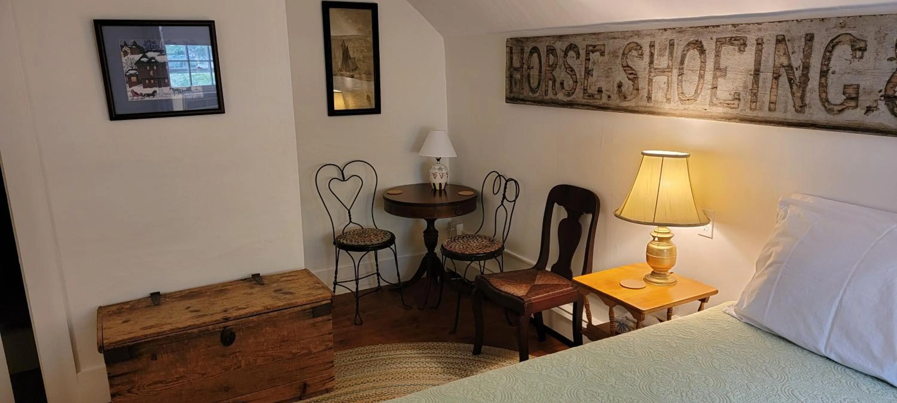 Seating area, Bed in Hawks House Inn