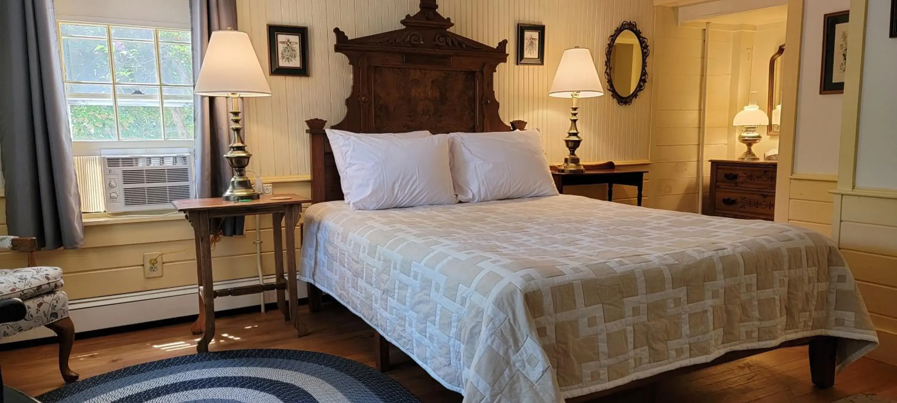 Deluxe Queen Room in Hawks House Inn Deluxe Queen Room in Hawks House Inn