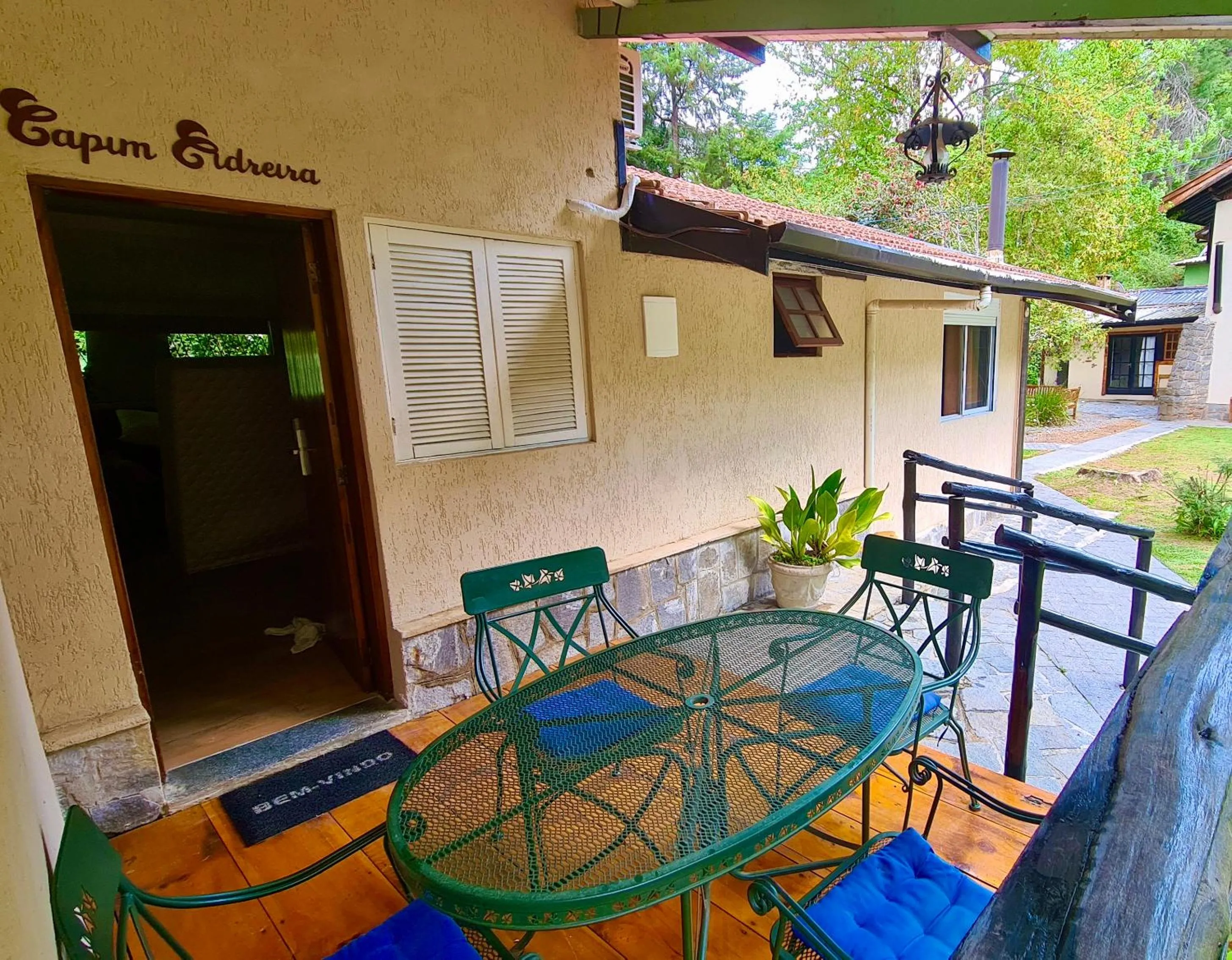 Balcony/Terrace in Pousada Casa Mantiqueira - Próxima ao Capivarí e opções de Hidromassagem