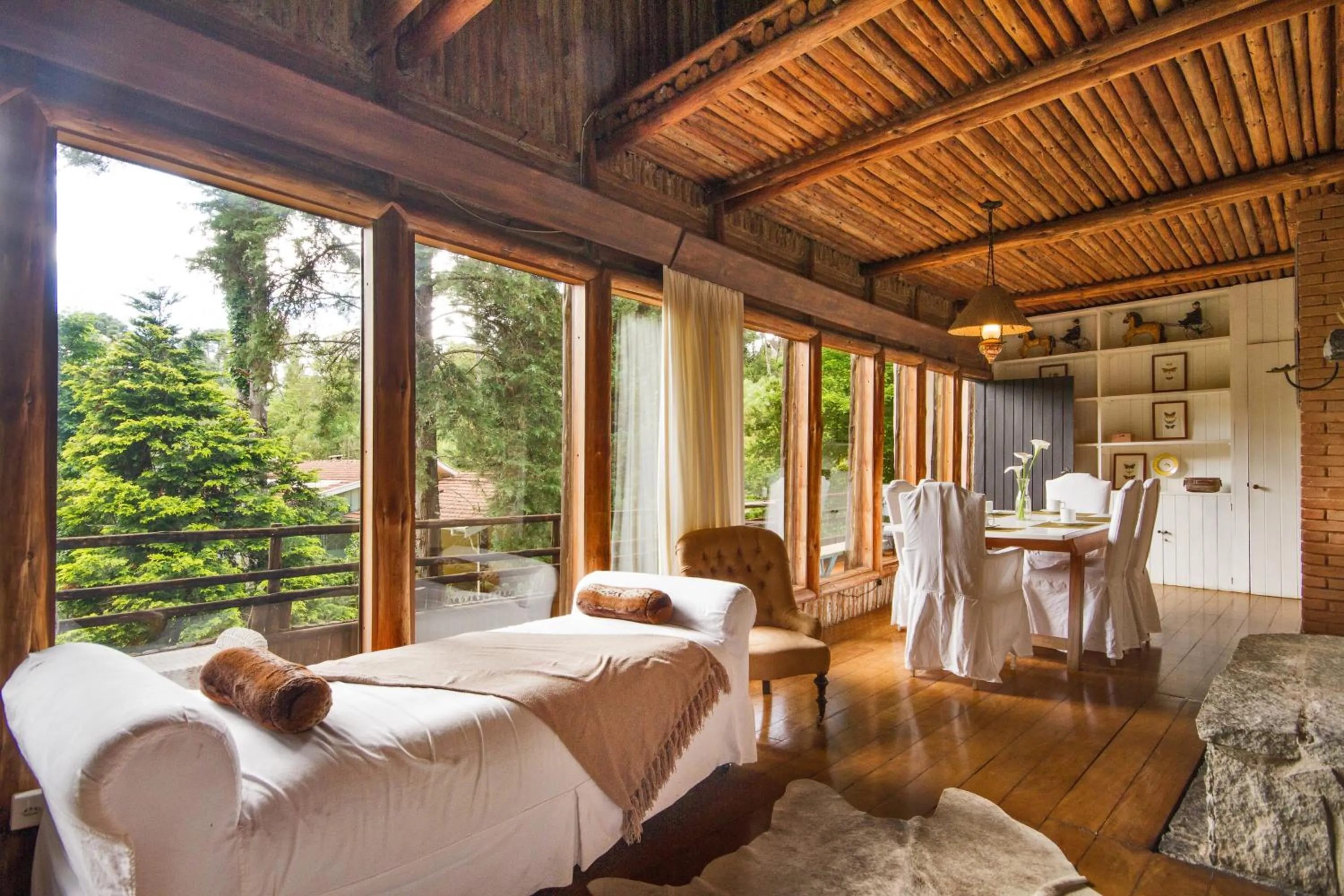 Photo of the whole room in Pousada Casa Mantiqueira - Próxima ao Capivarí e opções de Hidromassagem