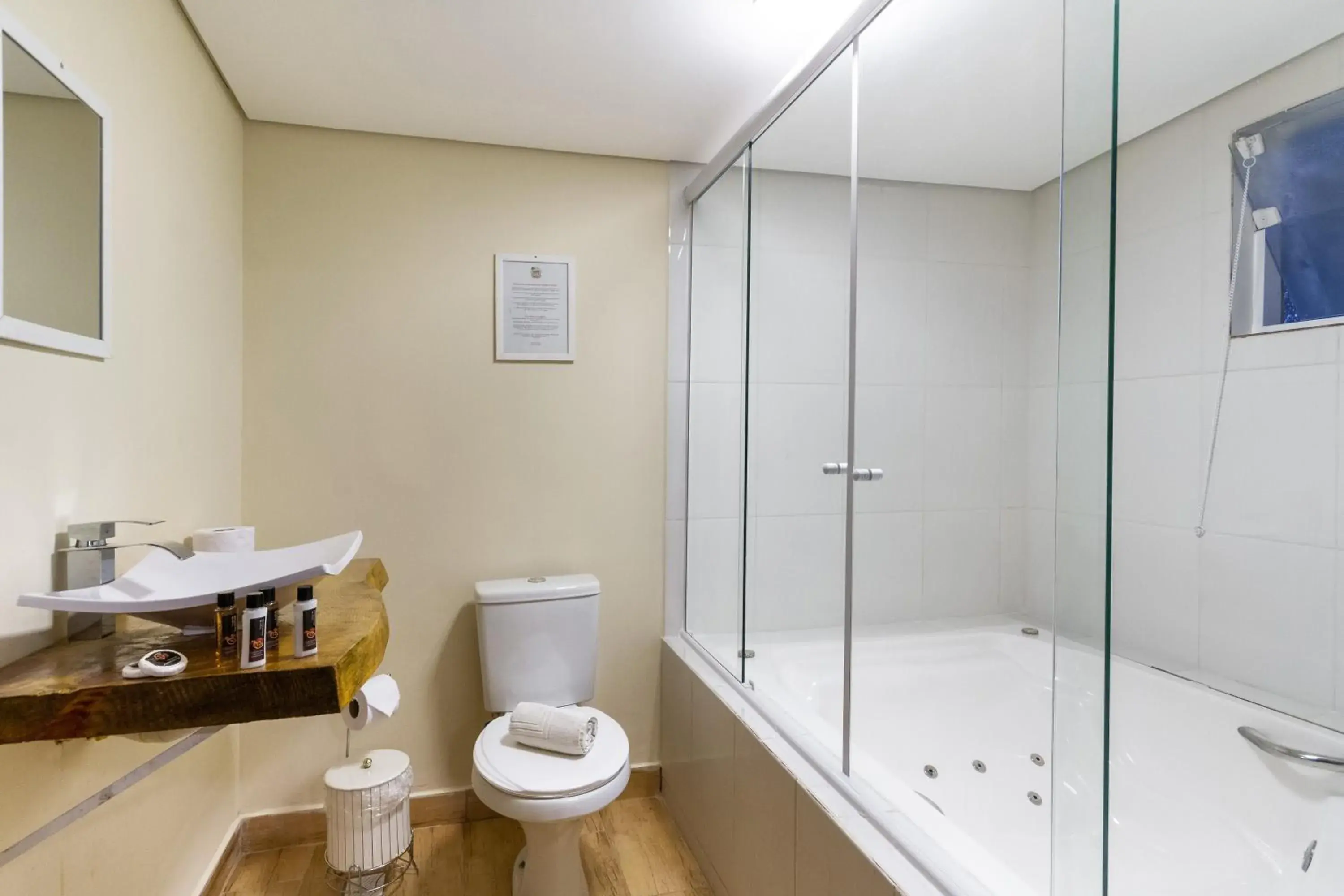 Triple Room with Bath in Pousada Casa Mantiqueira - Próxima ao Capivarí e opções de Hidromassagem Triple Room with Bath in Pousada Casa Mantiqueira - Próxima ao Capivarí e opções de Hidromassagem