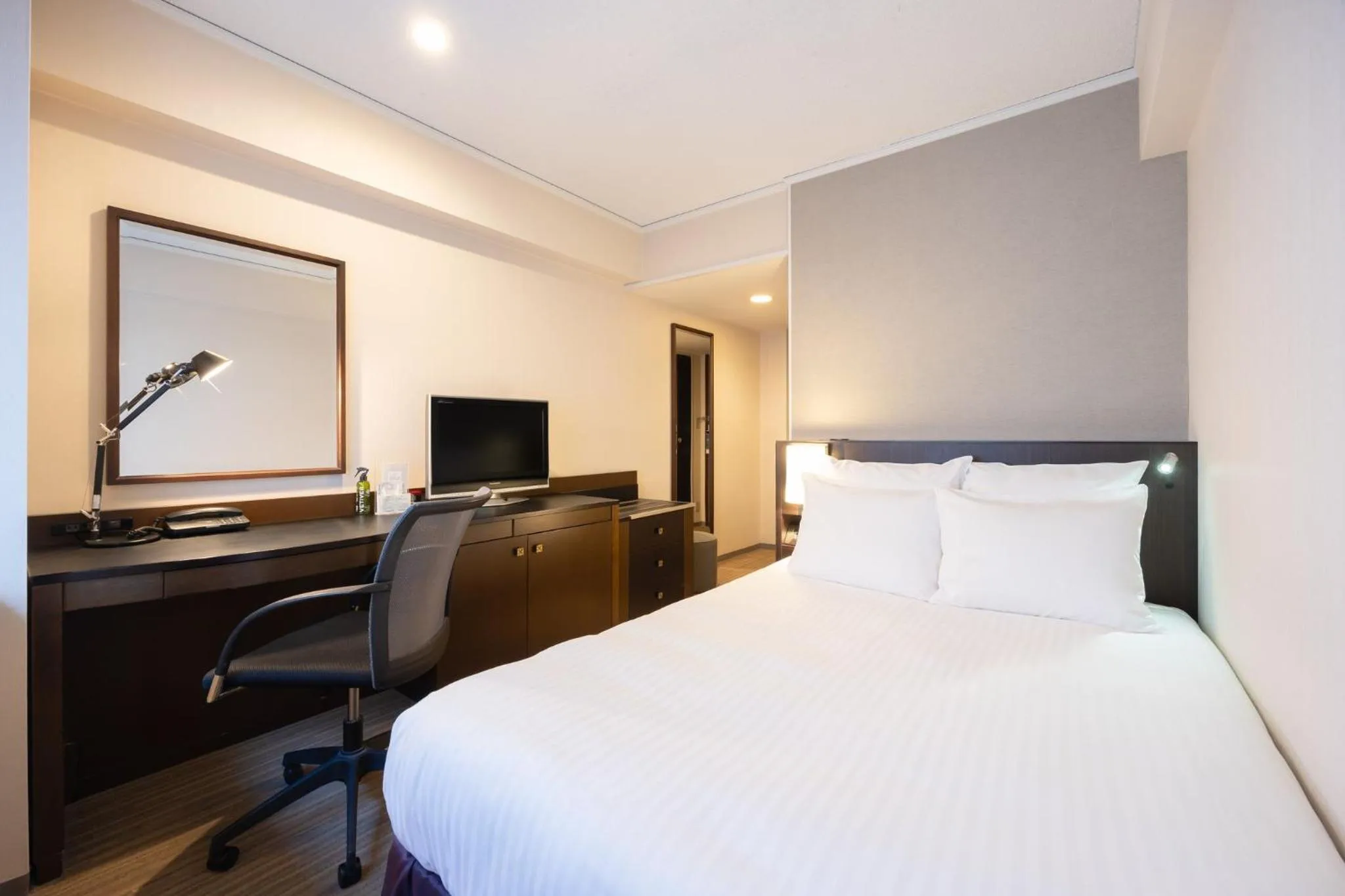 Photo of the whole room, Bed in ANA Crowne Plaza Fukuoka by IHG