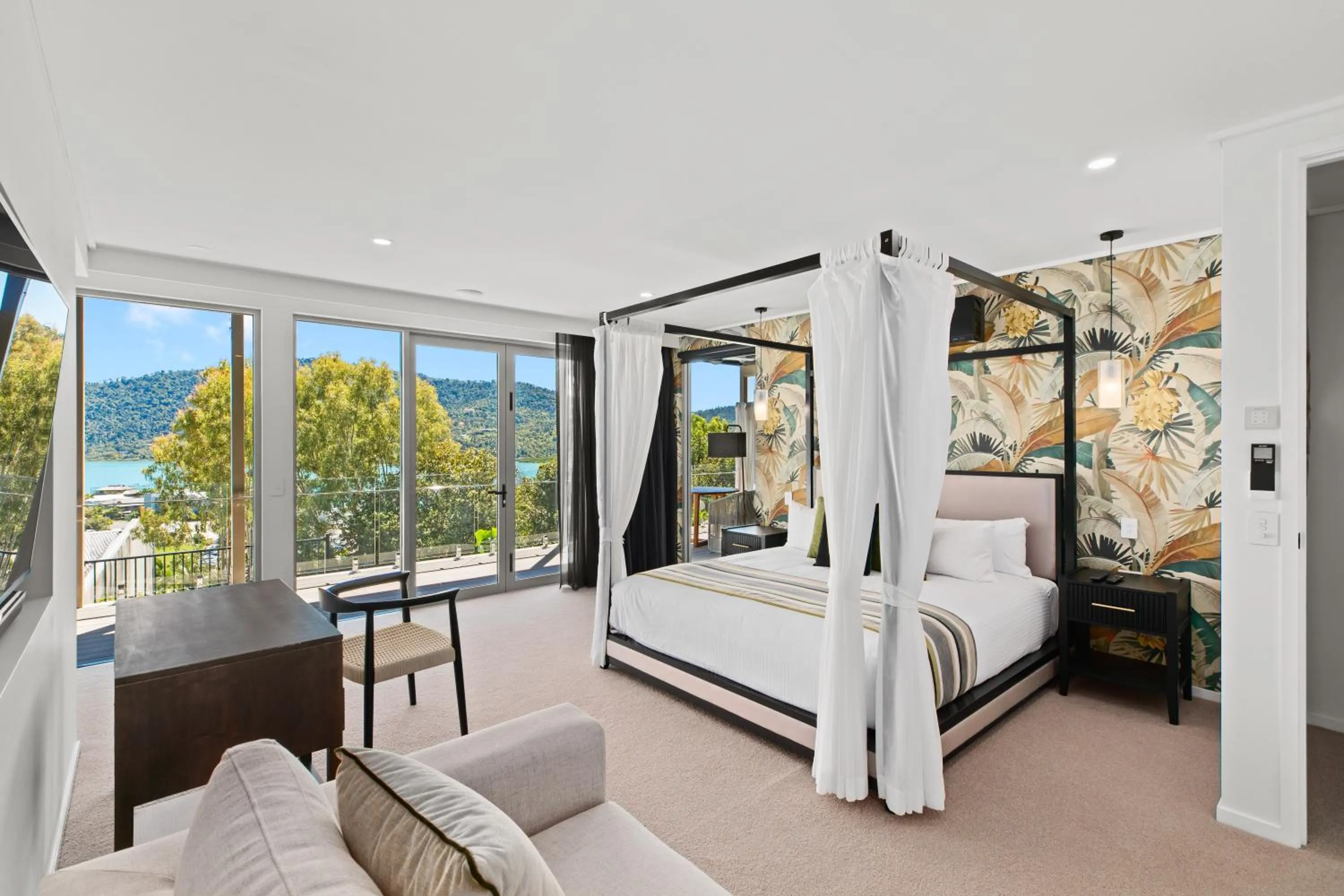 Bedroom, Bed in Club Wyndham Airlie Beach