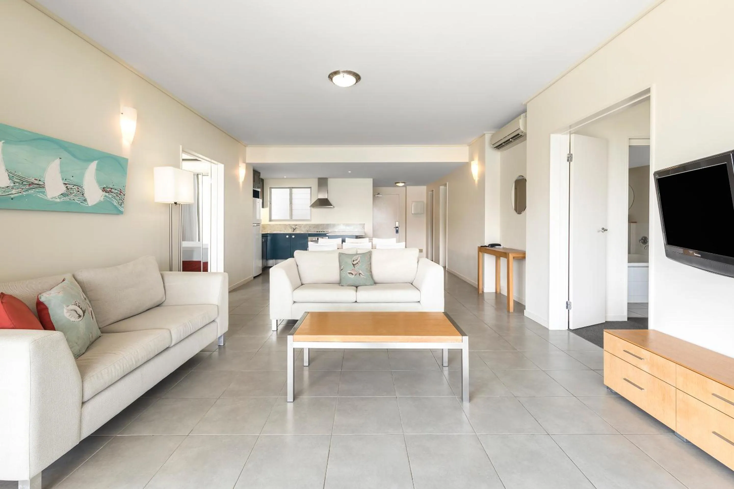 TV and multimedia, Bed in Club Wyndham Airlie Beach