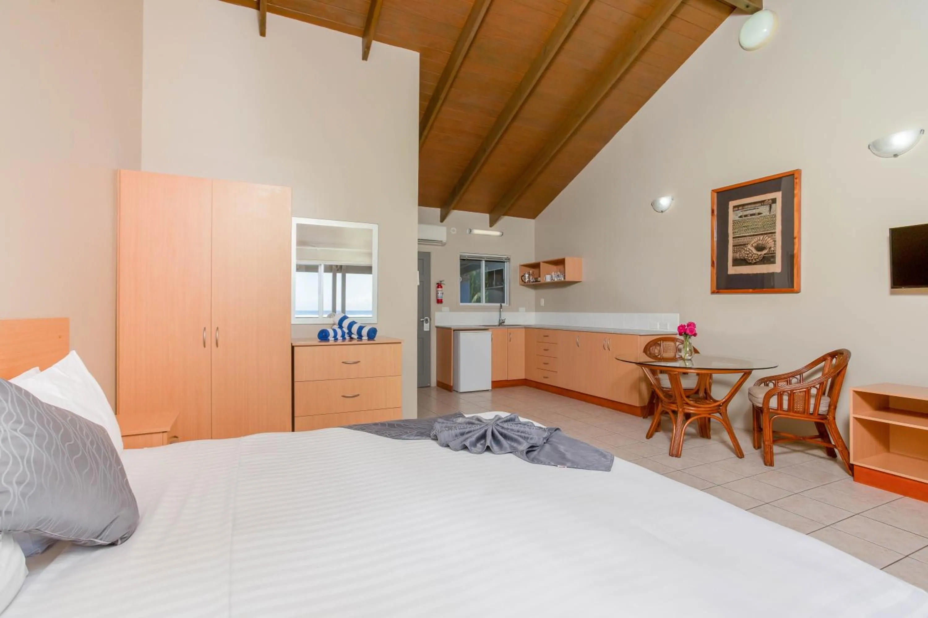 Kitchen or kitchenette, Bed in Moana Sands Beachfront Hotel