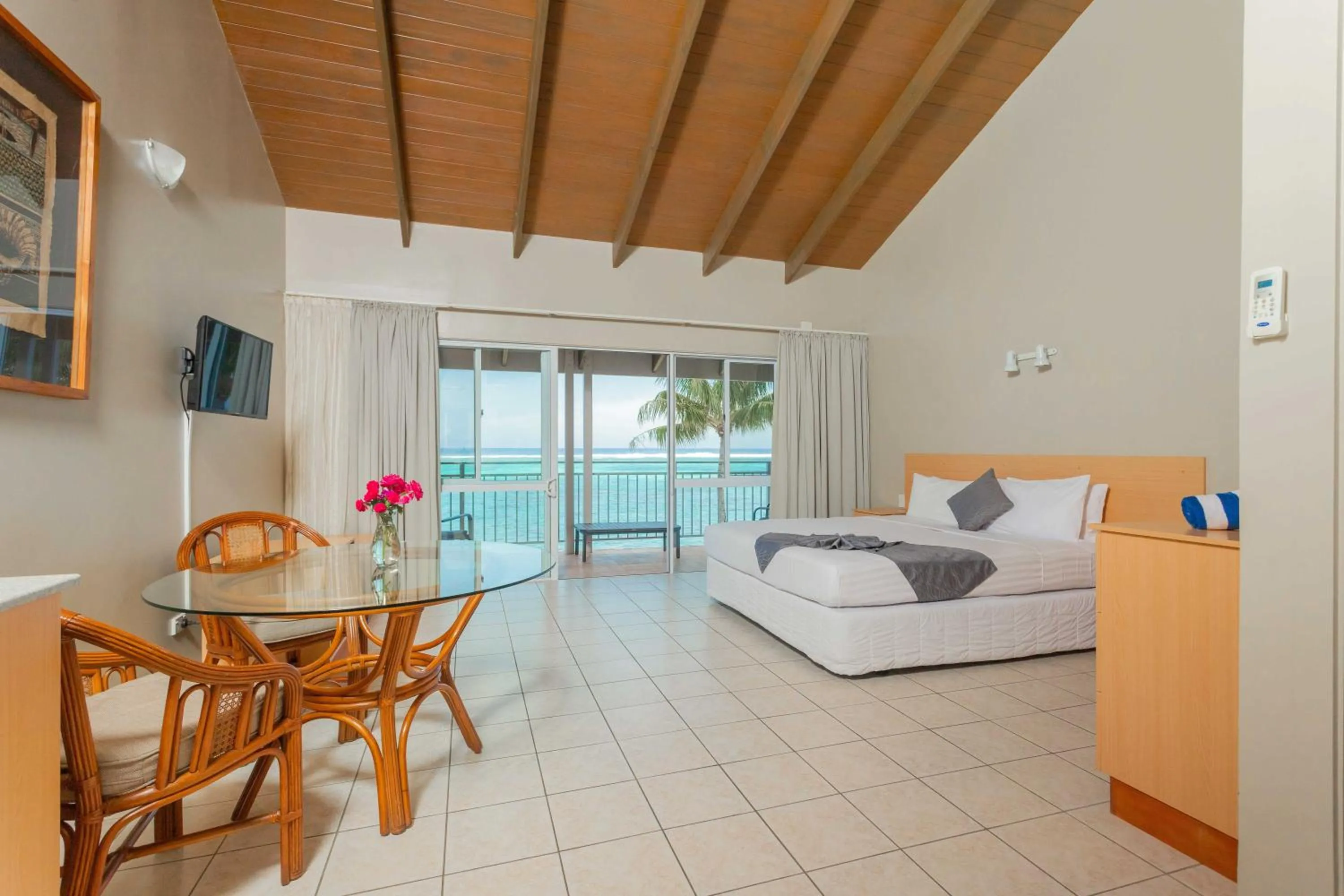 Bedroom in Moana Sands Beachfront Hotel