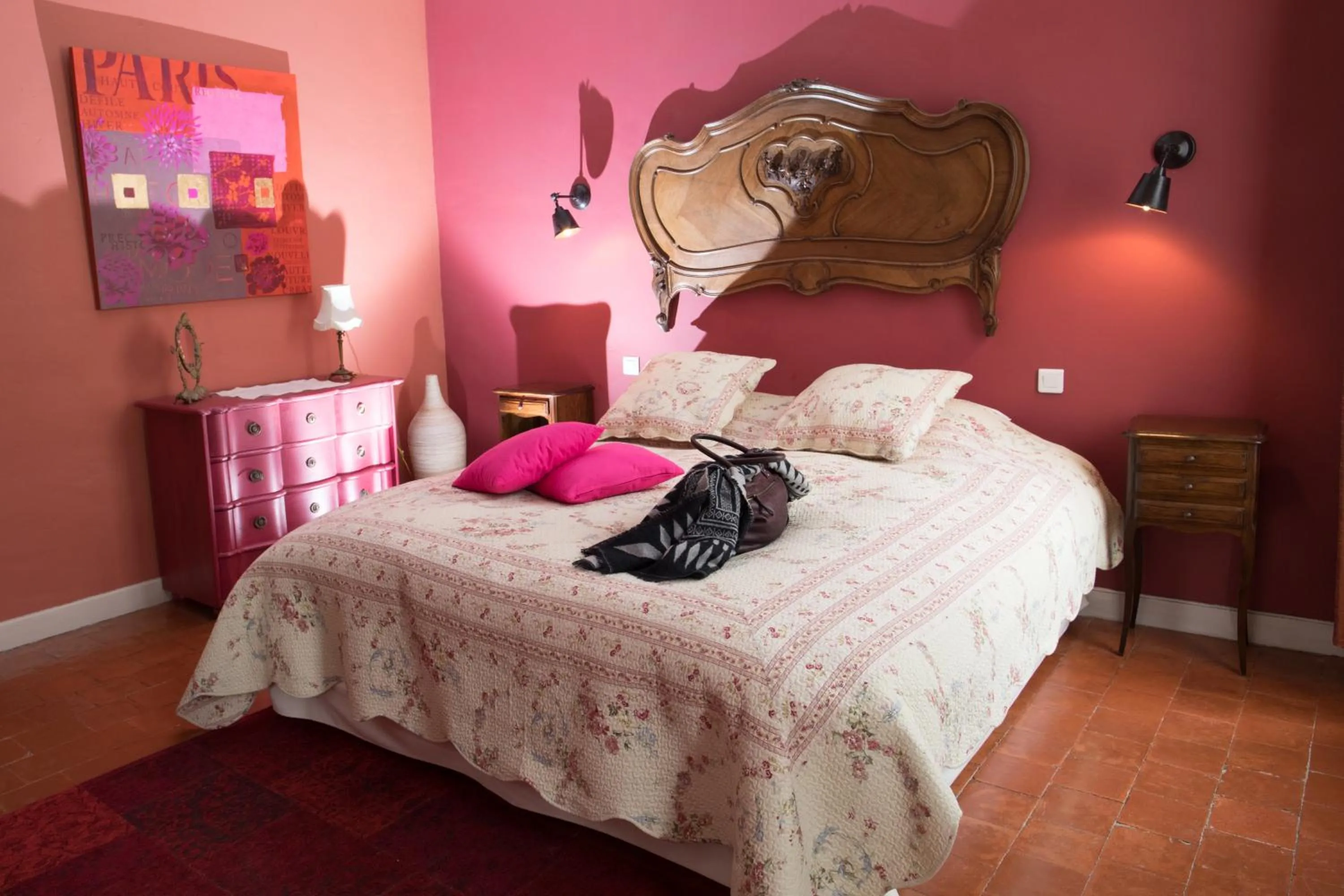 Photo of the whole room, Bed in O'palmier Caché