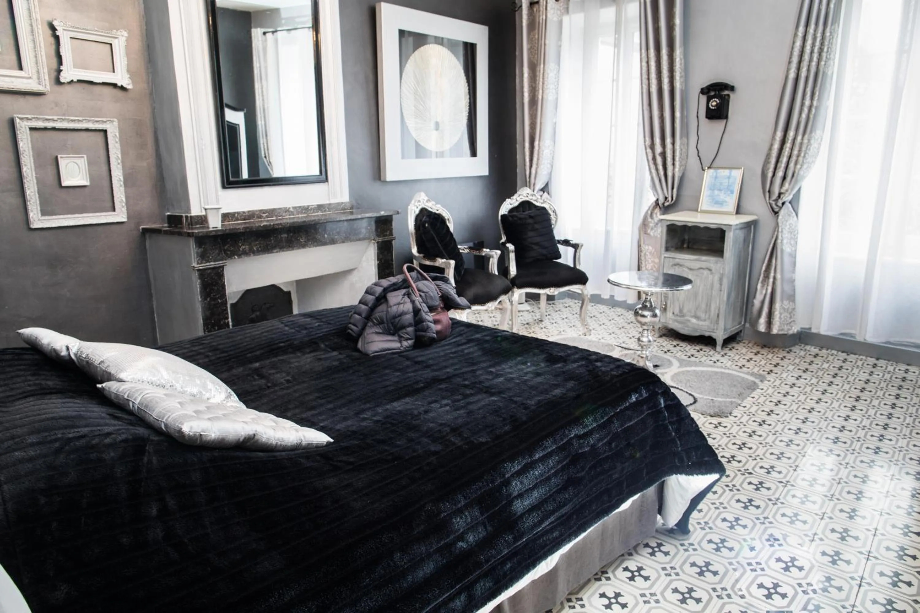 Photo of the whole room, Bed in O'palmier Caché