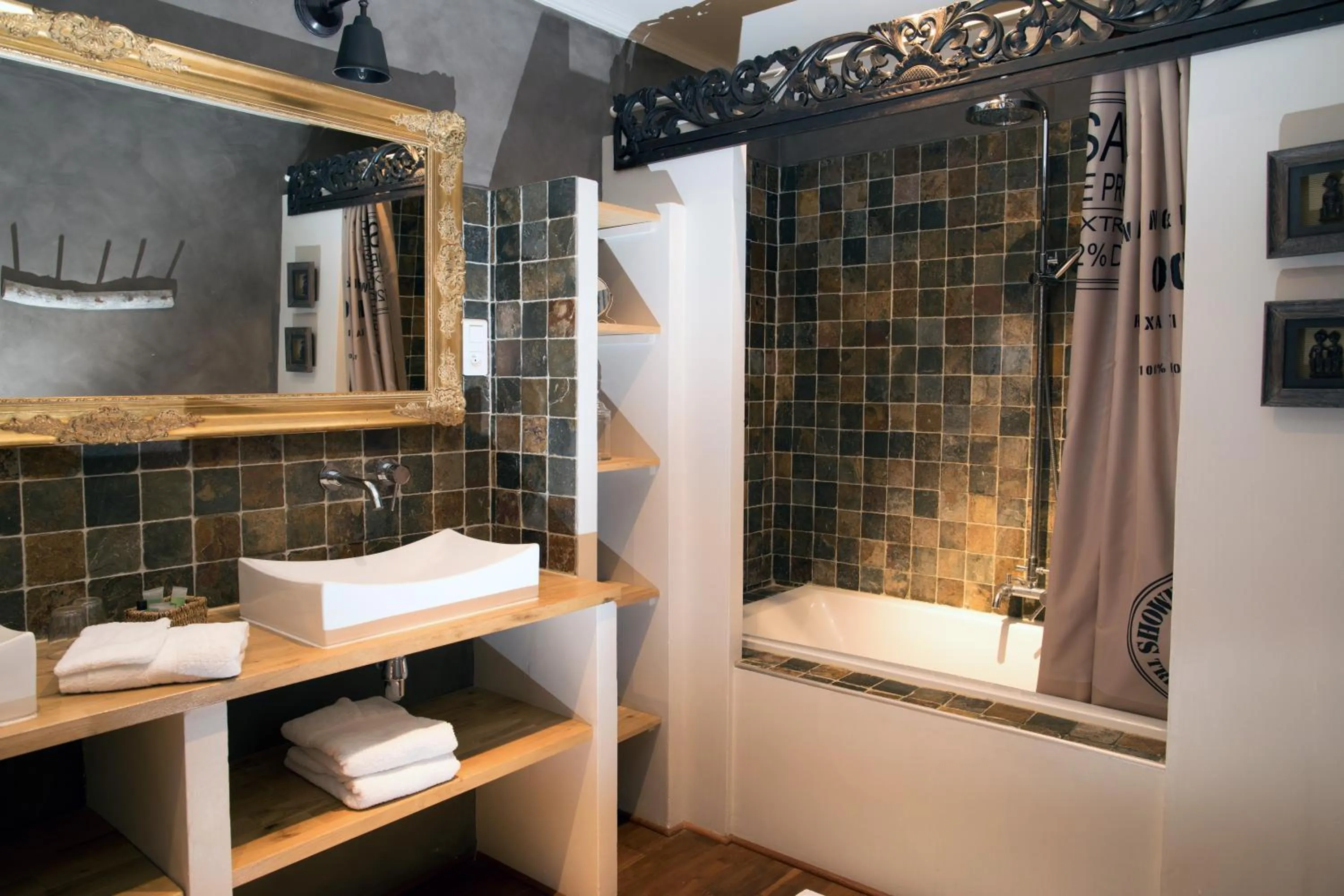 Property building in O'palmier Caché