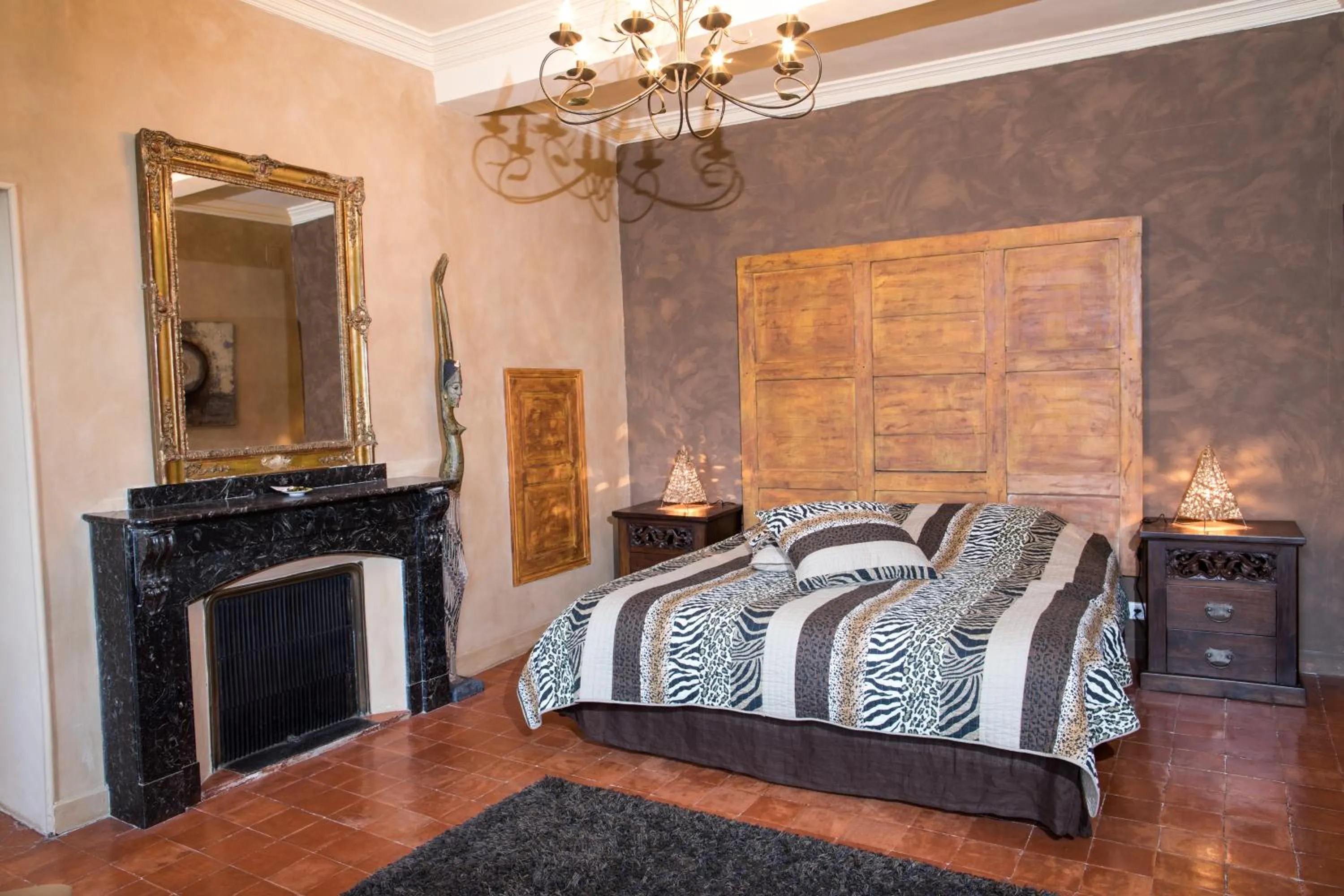 Photo of the whole room, Bed in O'palmier Caché