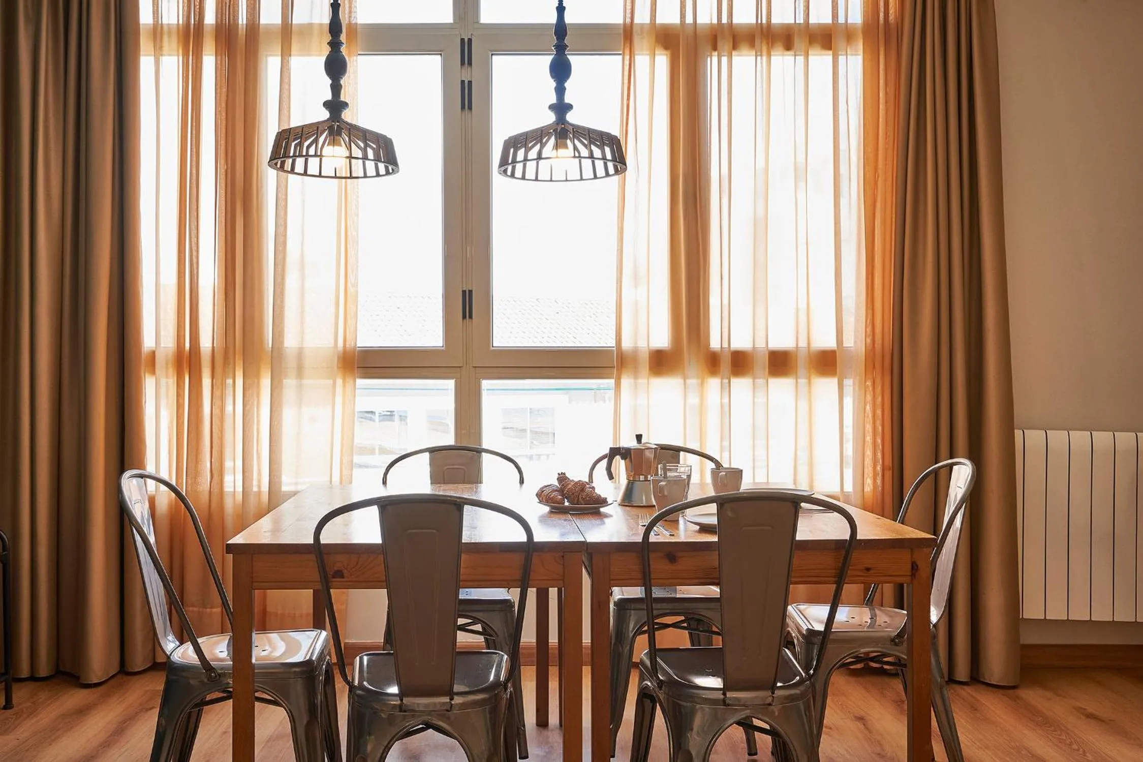 Dining area in Barcelona Sants Station Apartments