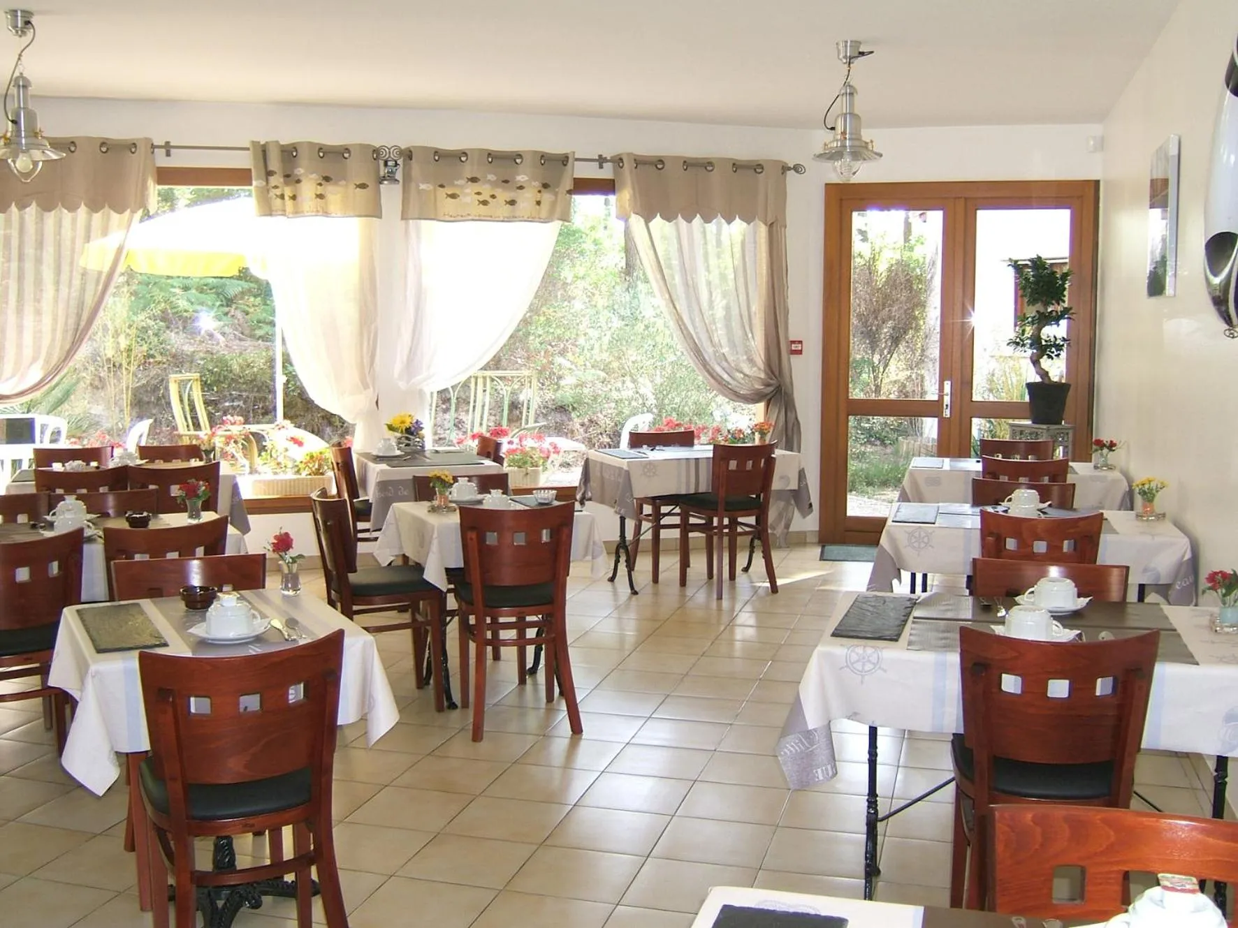 Restaurant/places to eat in Le Heron Cendré