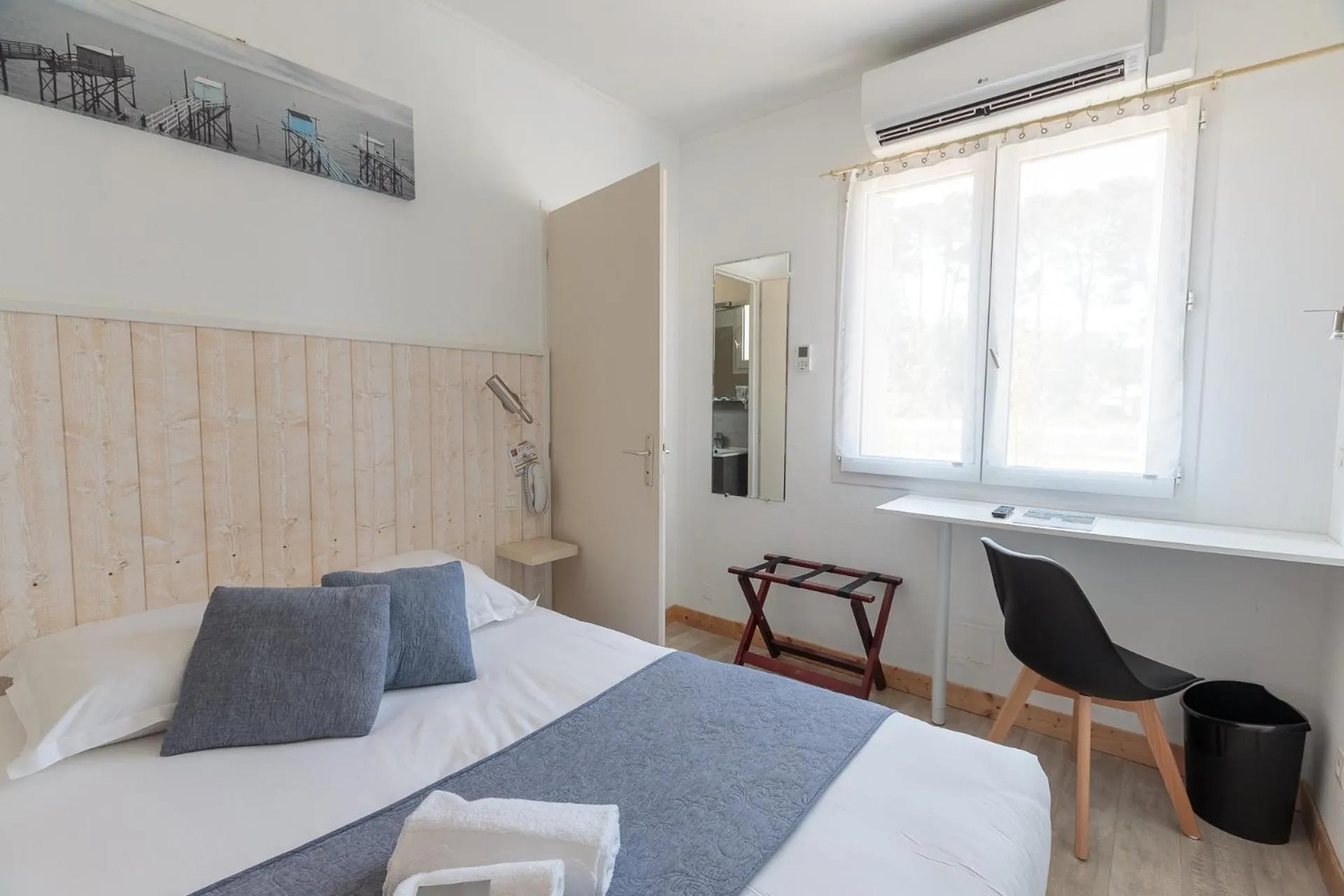 Photo of the whole room, Bed in Le Heron Cendré