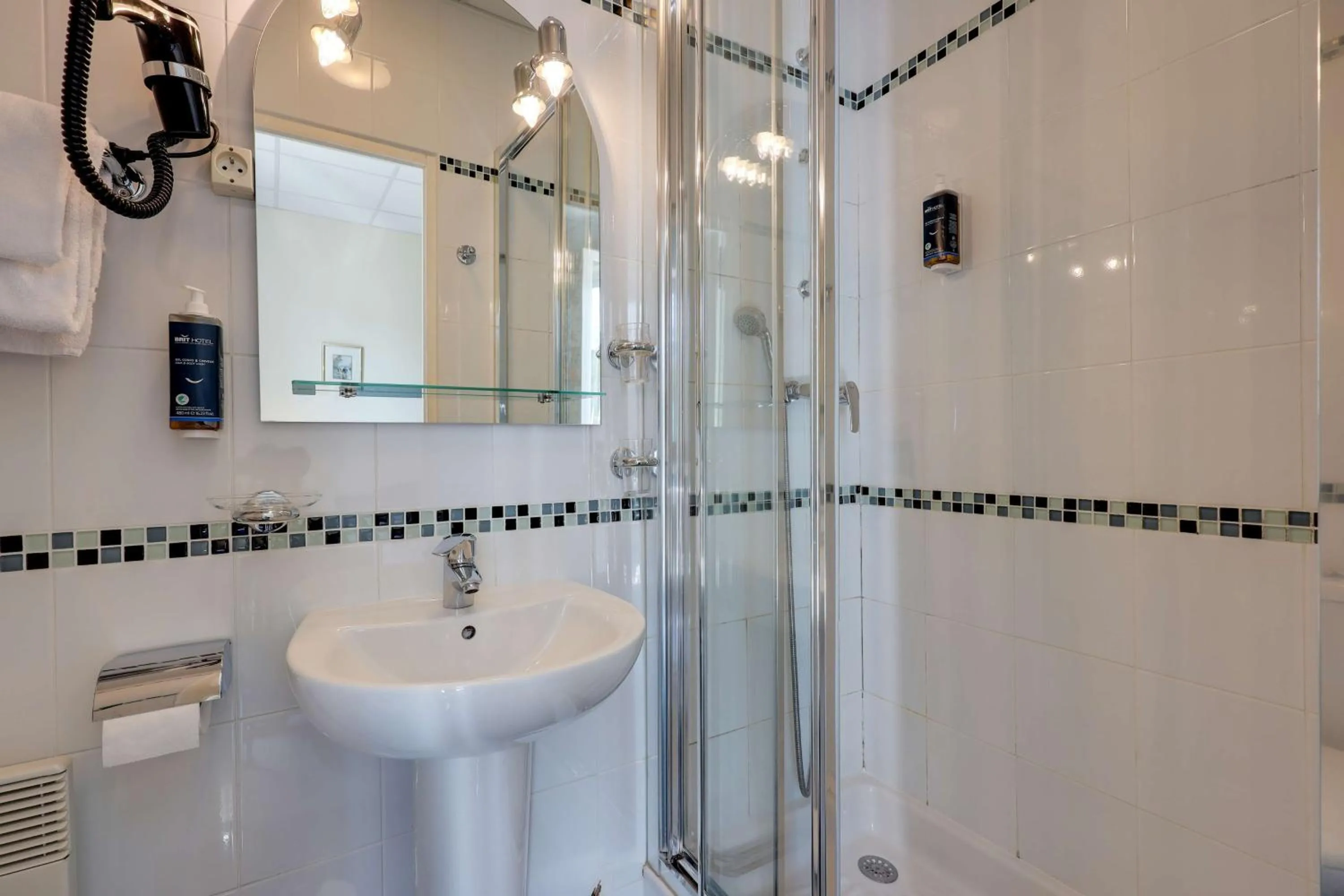 Bathroom in BRIT HOTEL & SPA Le Roc au Chien