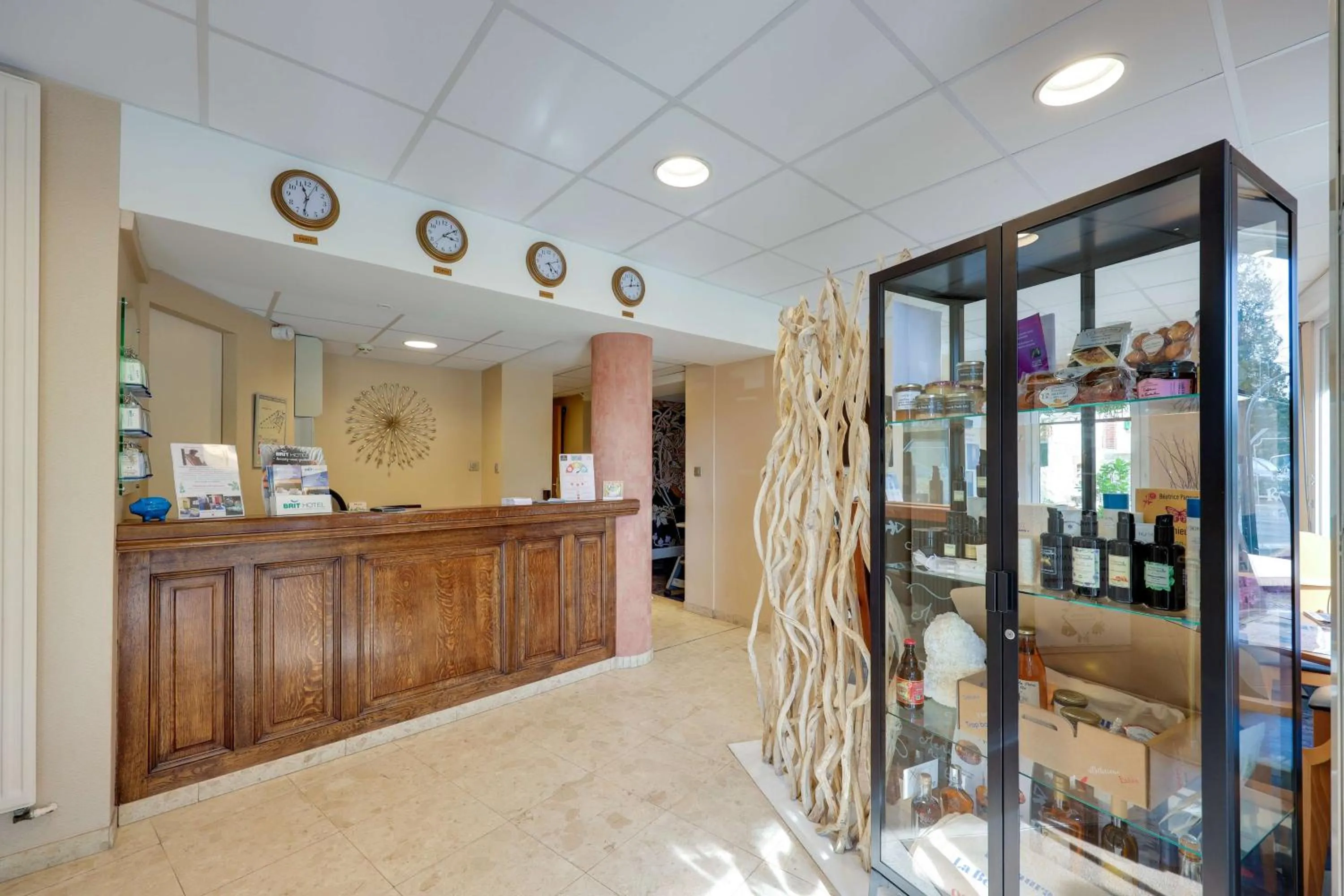 Lobby or reception in BRIT HOTEL & SPA Le Roc au Chien