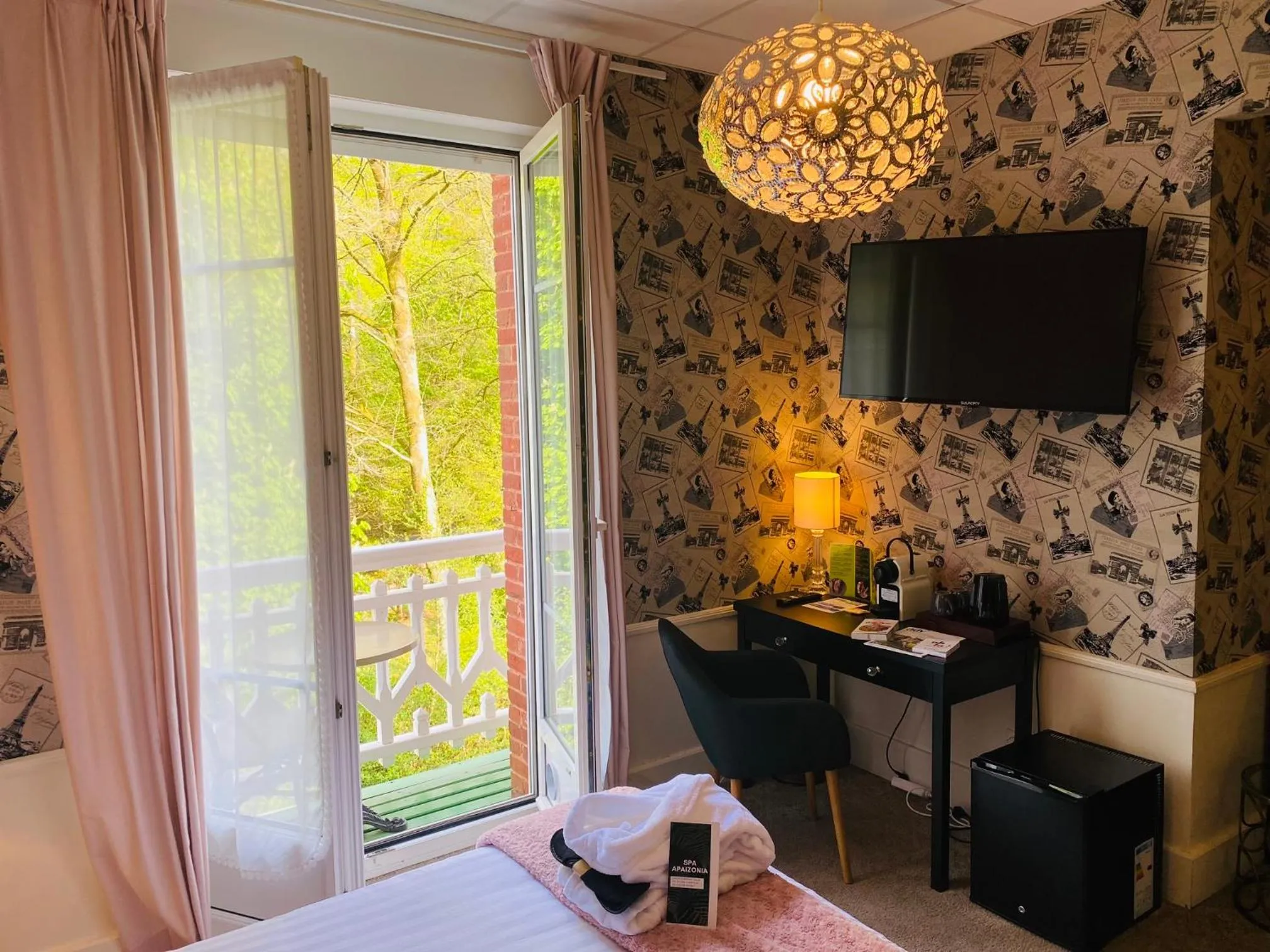 Bedroom, Bed in BRIT HOTEL & SPA Le Roc au Chien