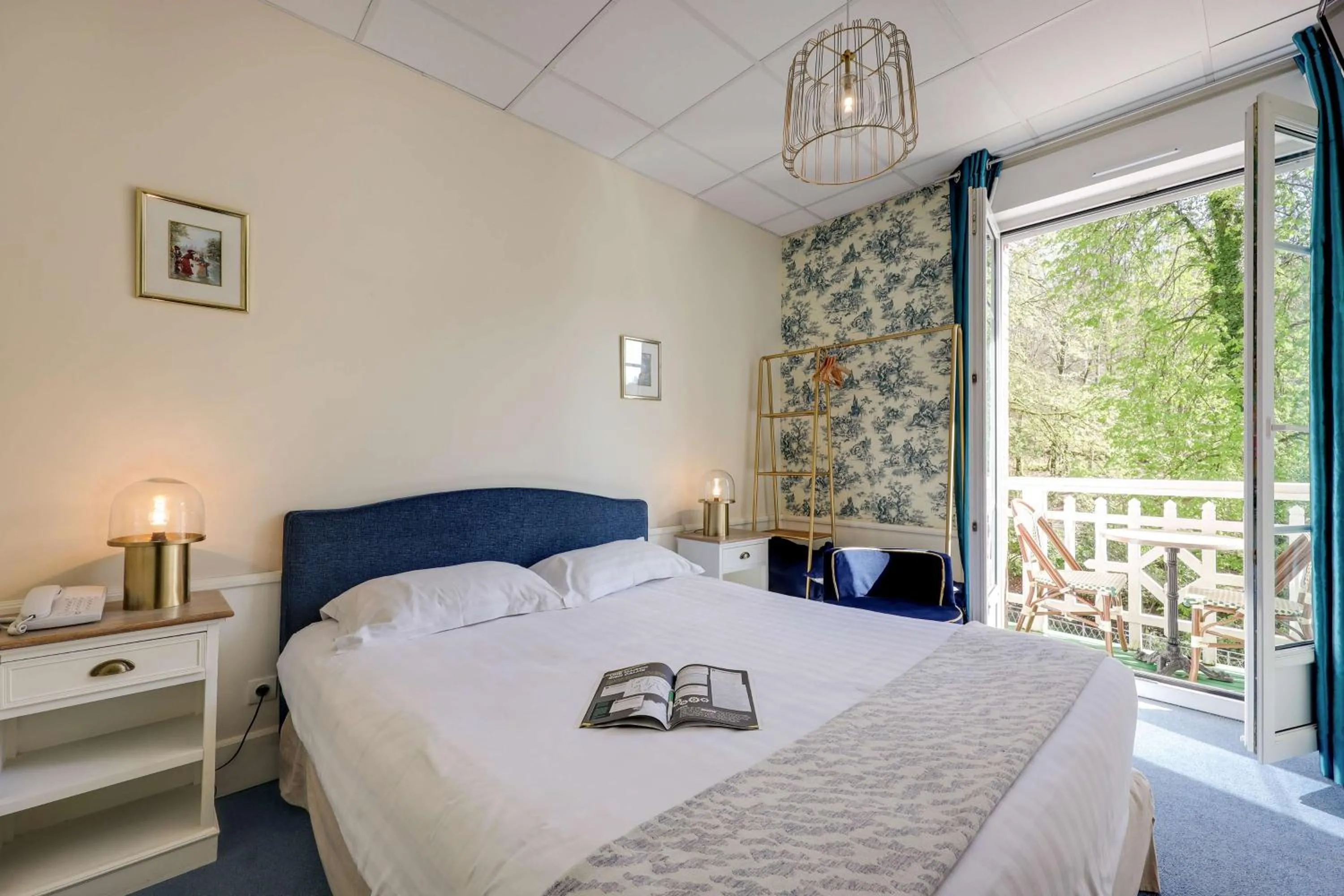 Property building, Bed in BRIT HOTEL & SPA Le Roc au Chien