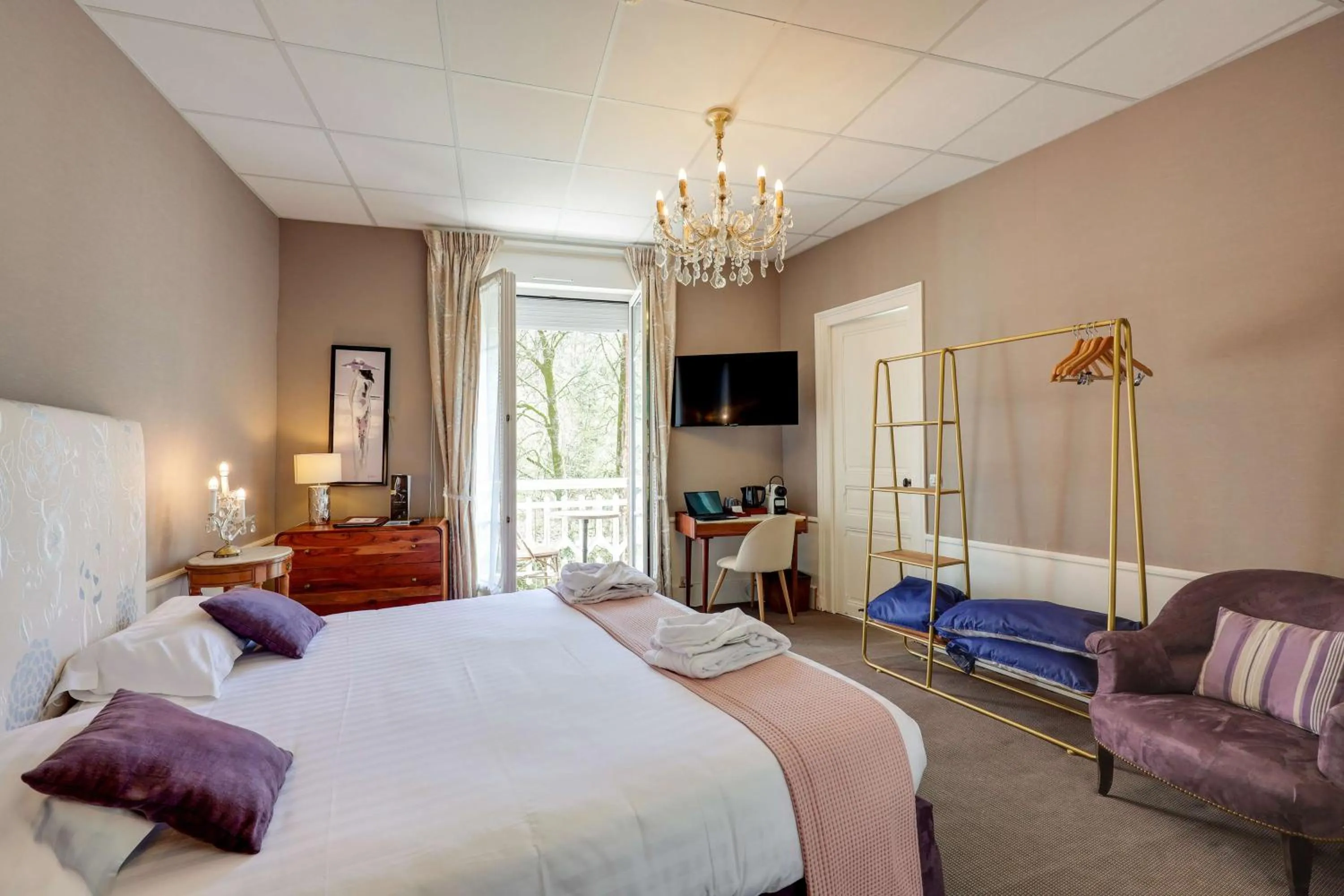 Bedroom, Bed in BRIT HOTEL & SPA Le Roc au Chien