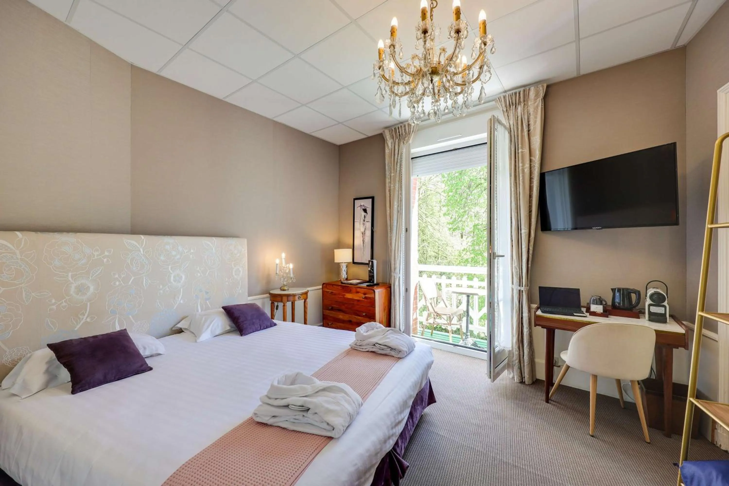 Business facilities, Bed in BRIT HOTEL & SPA Le Roc au Chien