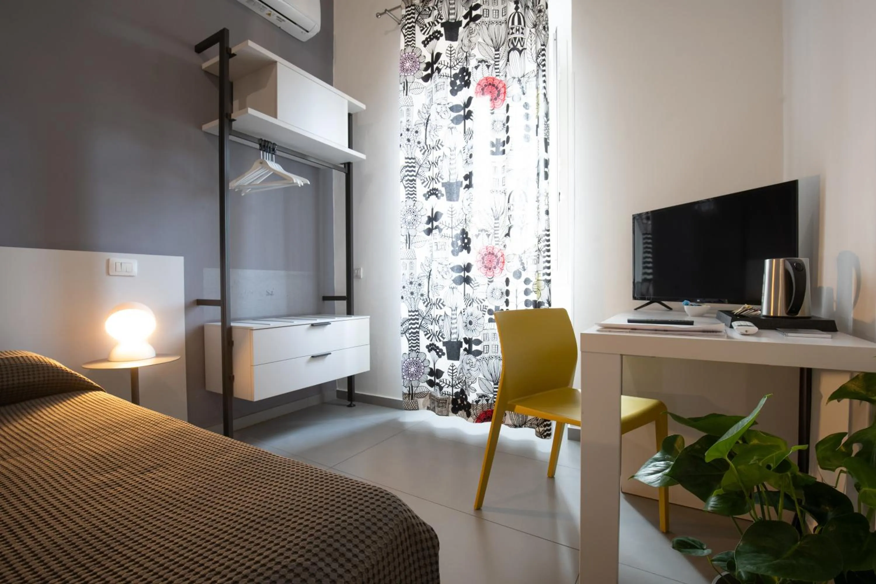 Photo of the whole room, Bed in Suite Inn Catania