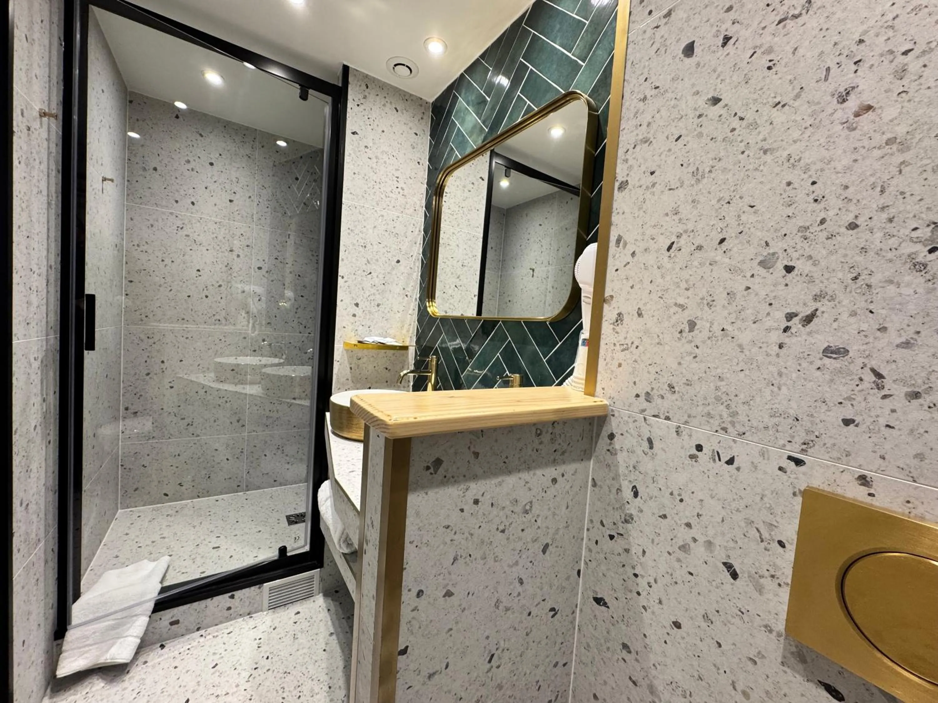 Shower in Hotel Nation Montmartre