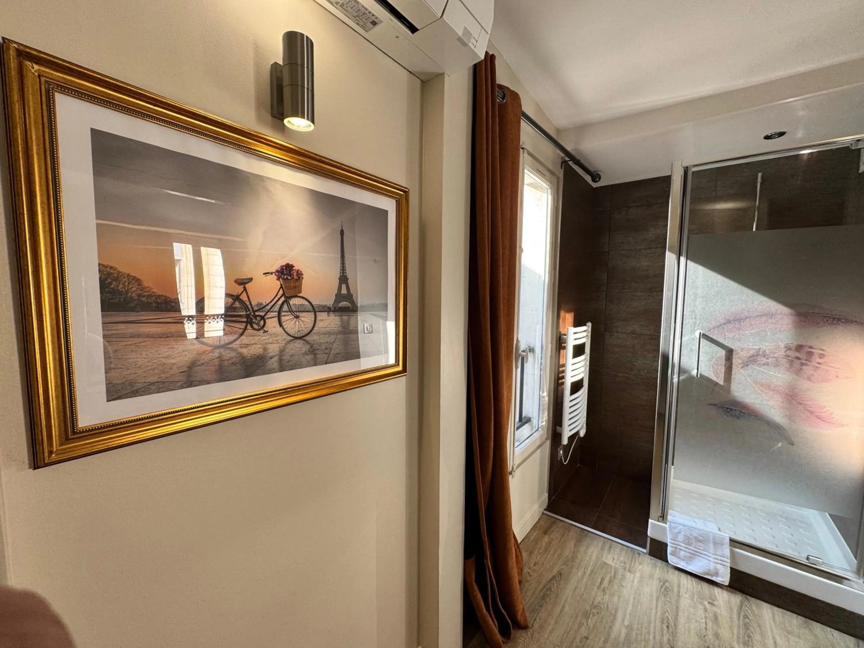 Shower in Hotel Nation Montmartre