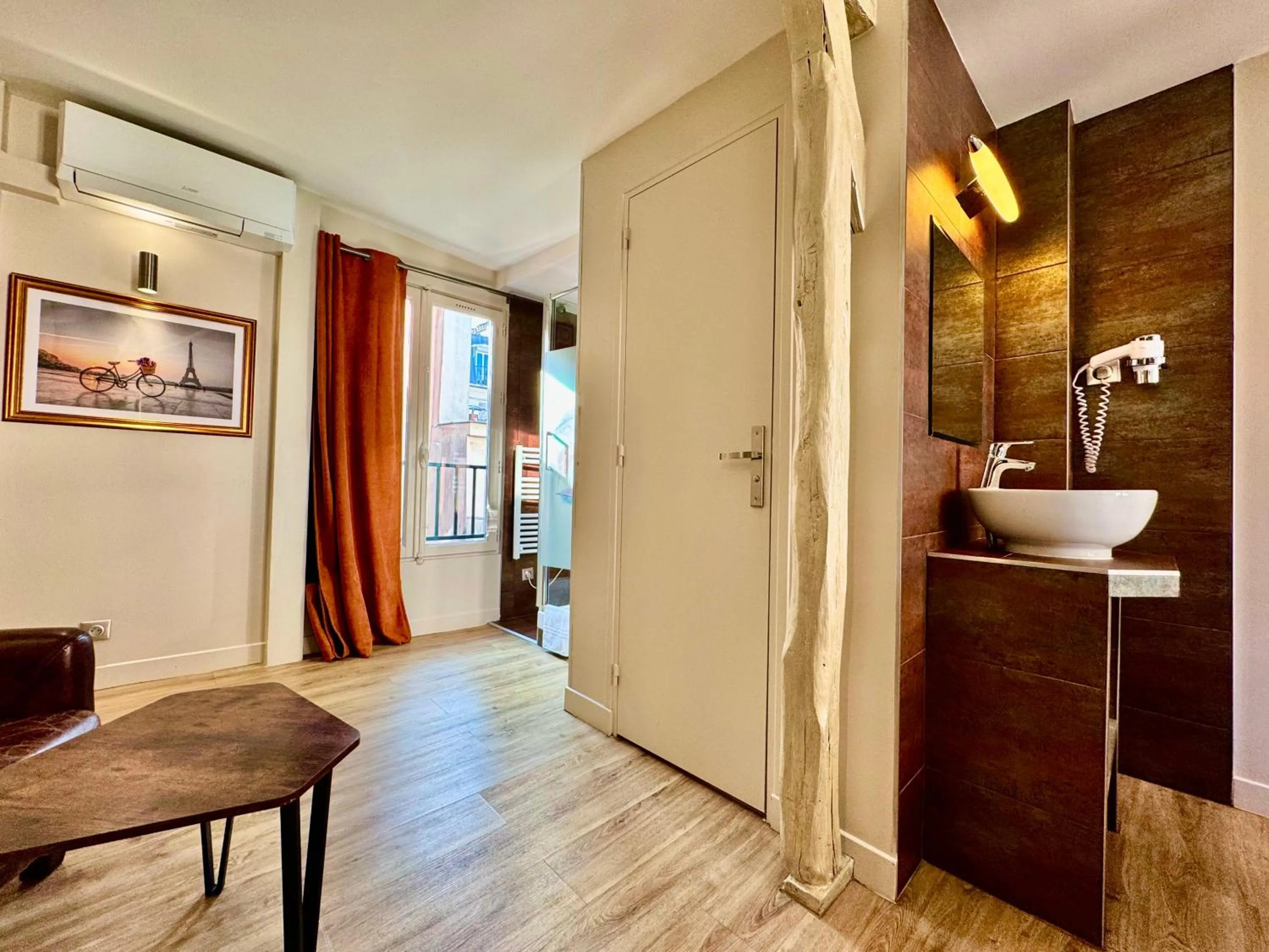 Bathroom in Hotel Nation Montmartre