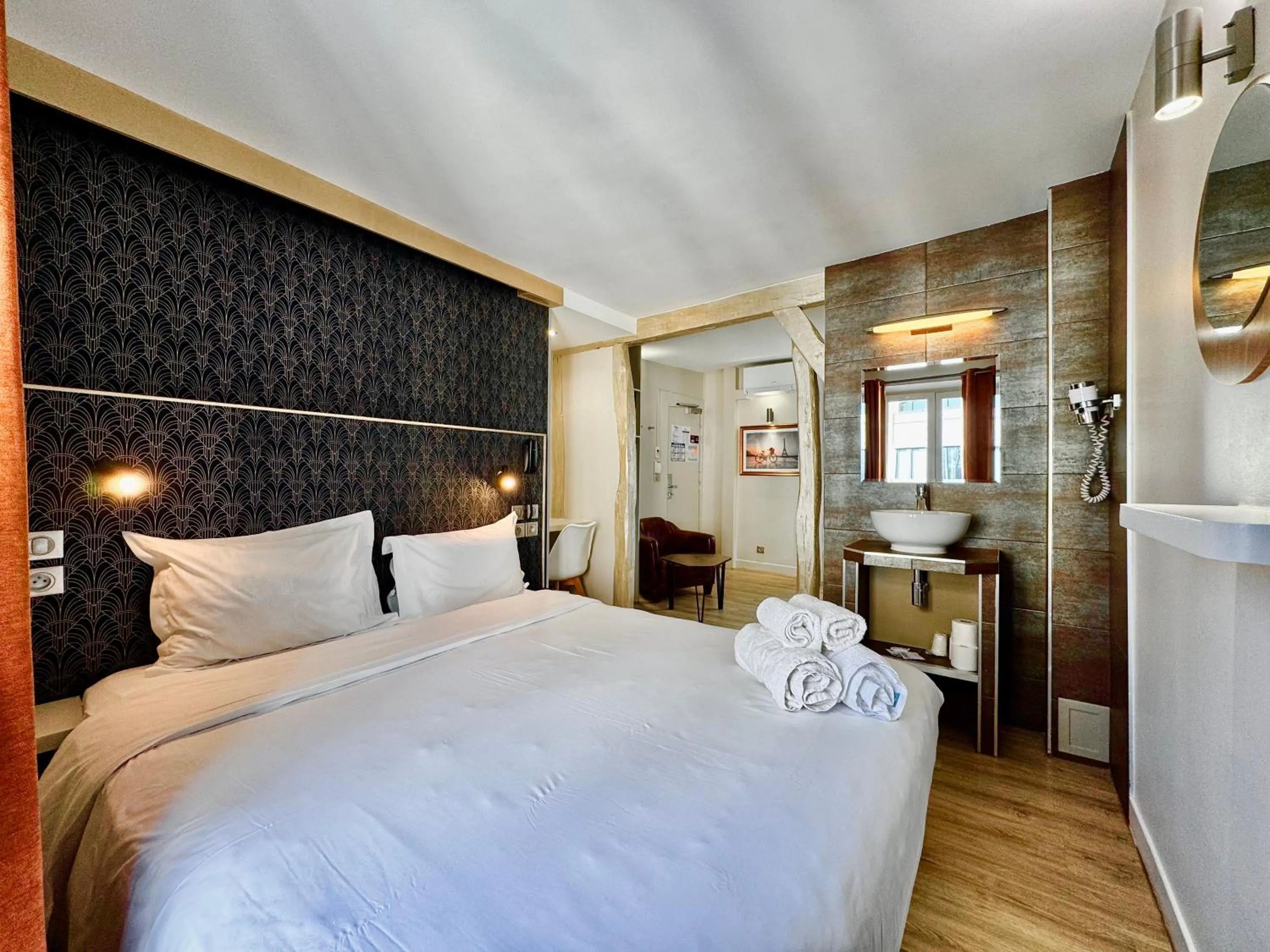 Bed in Hotel Nation Montmartre