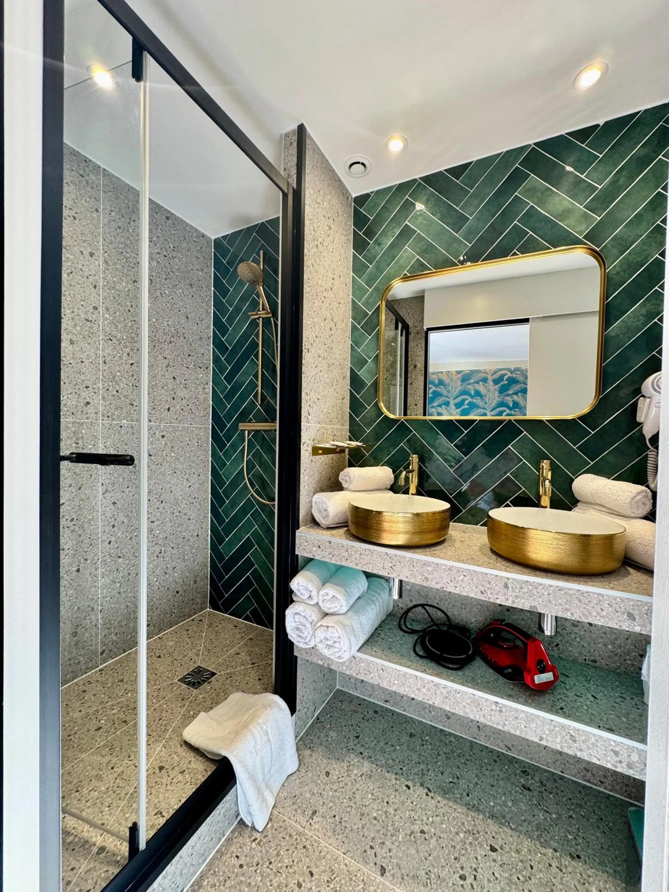 Shower in Hotel Nation Montmartre