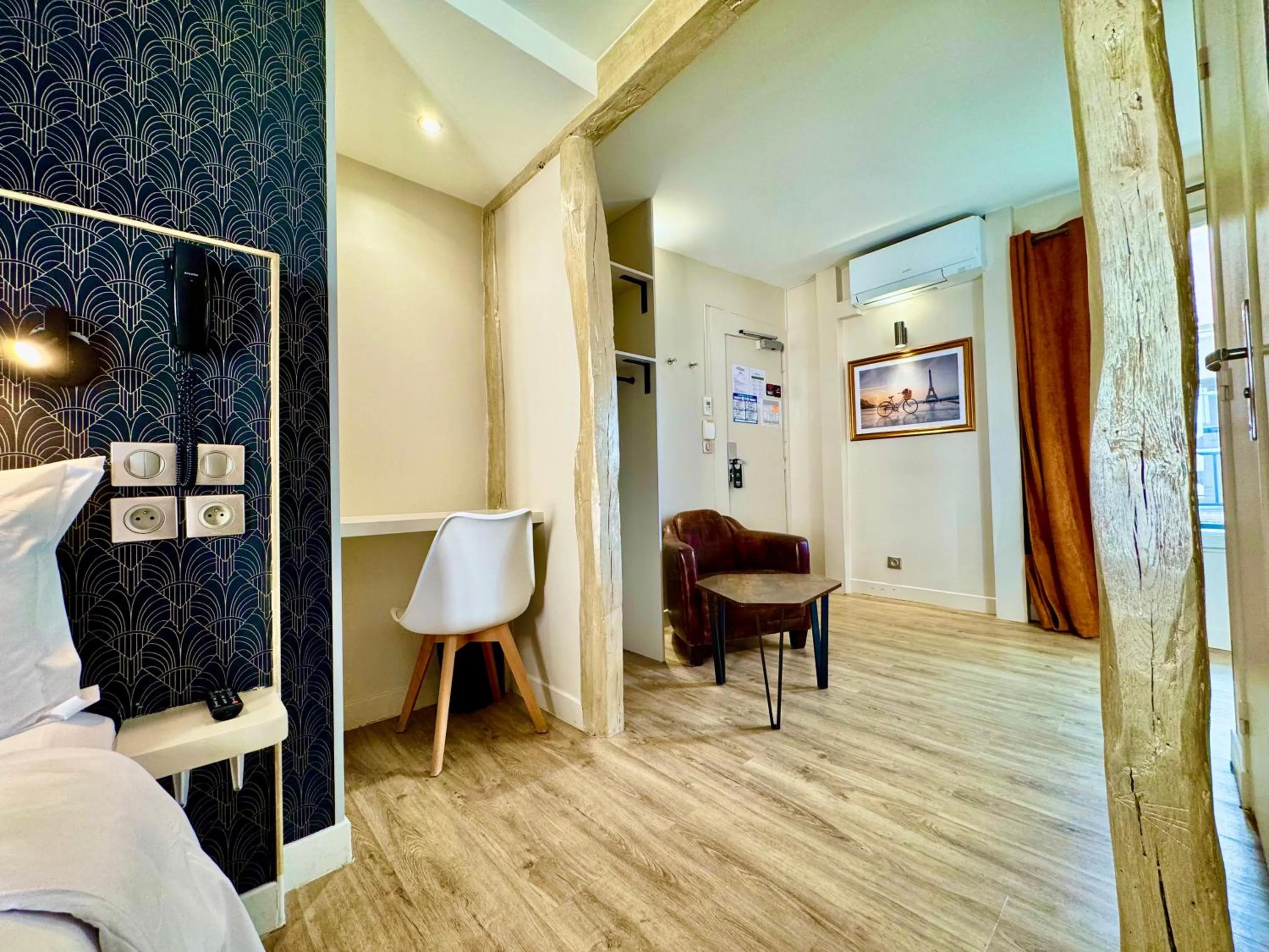 Bed in Hotel Nation Montmartre