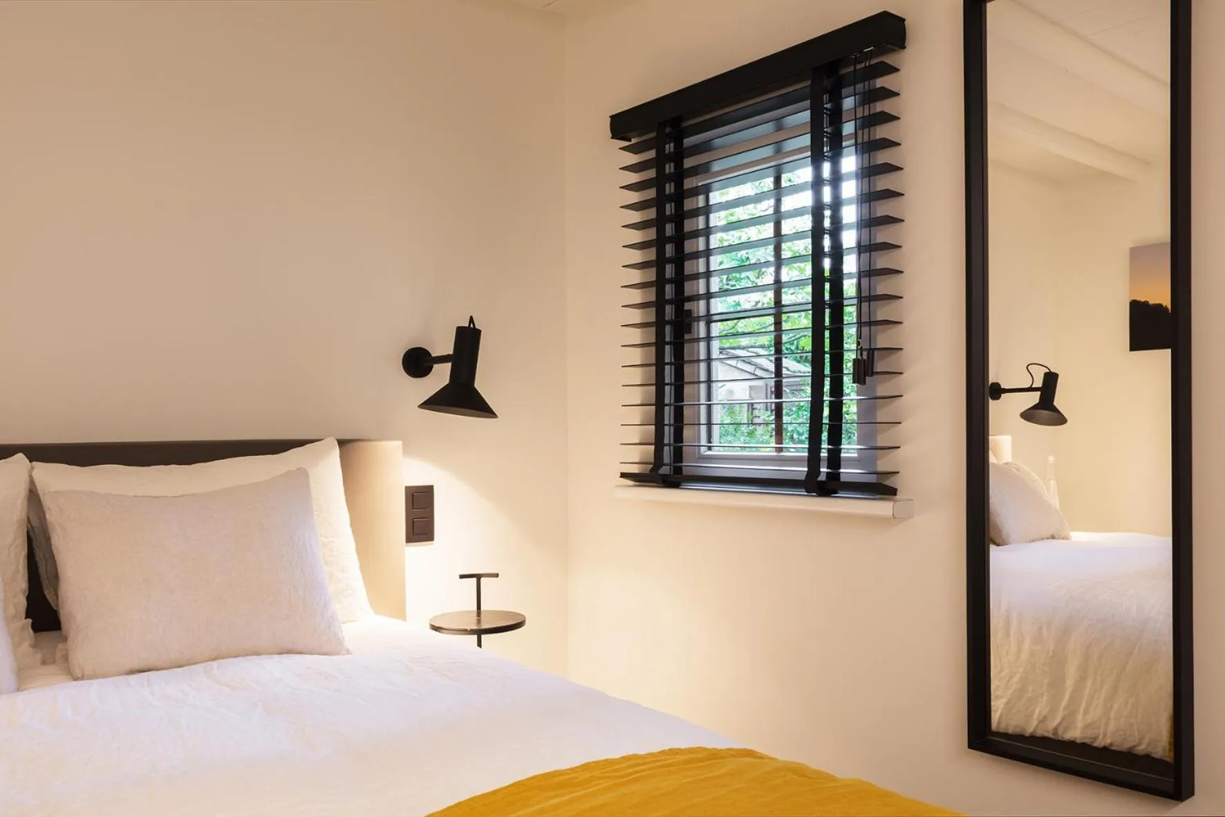 Bedroom, Bed in Vertes Feuilles