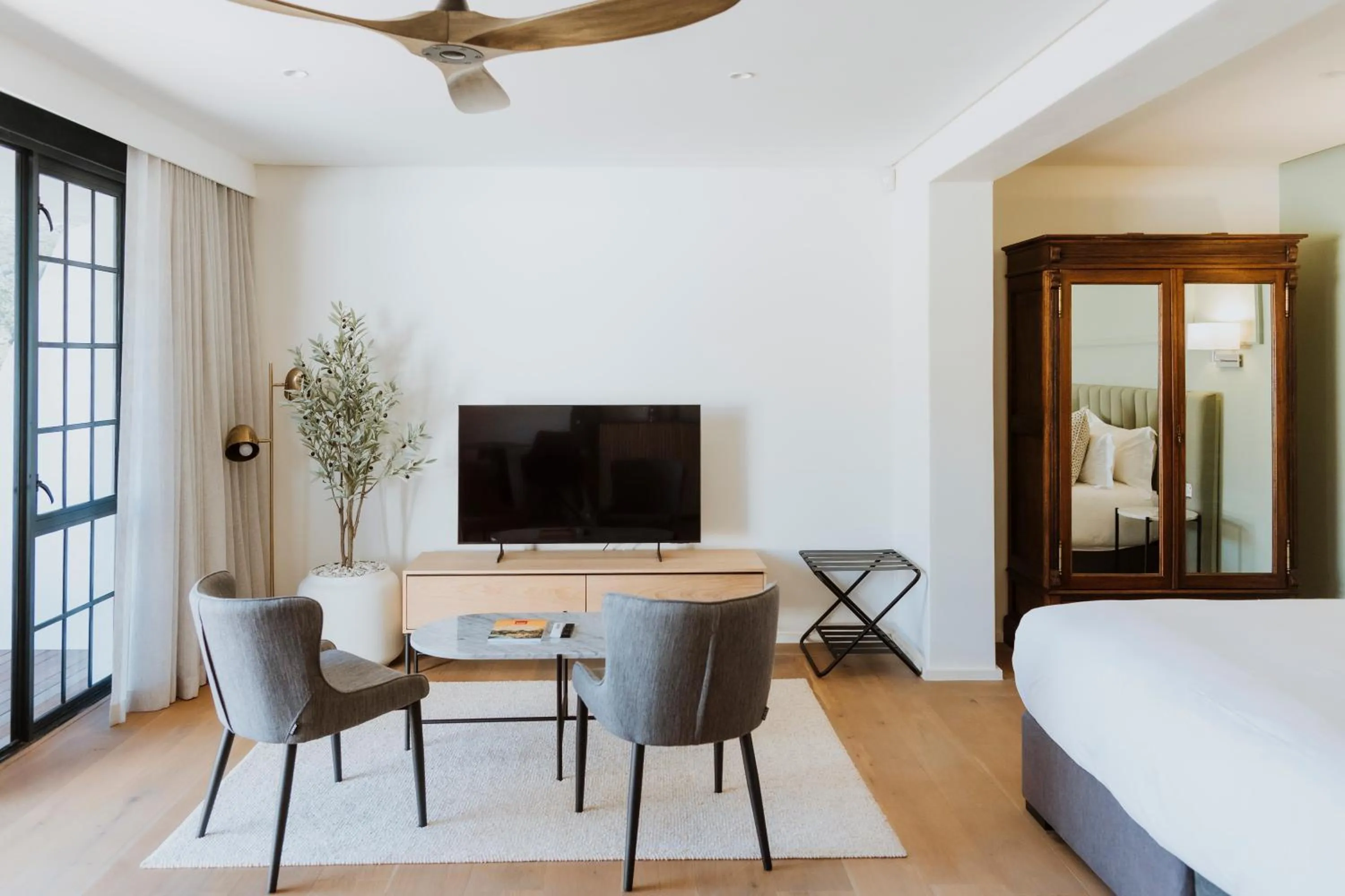 Communal lounge/ TV room, Bed in Laborie Estate