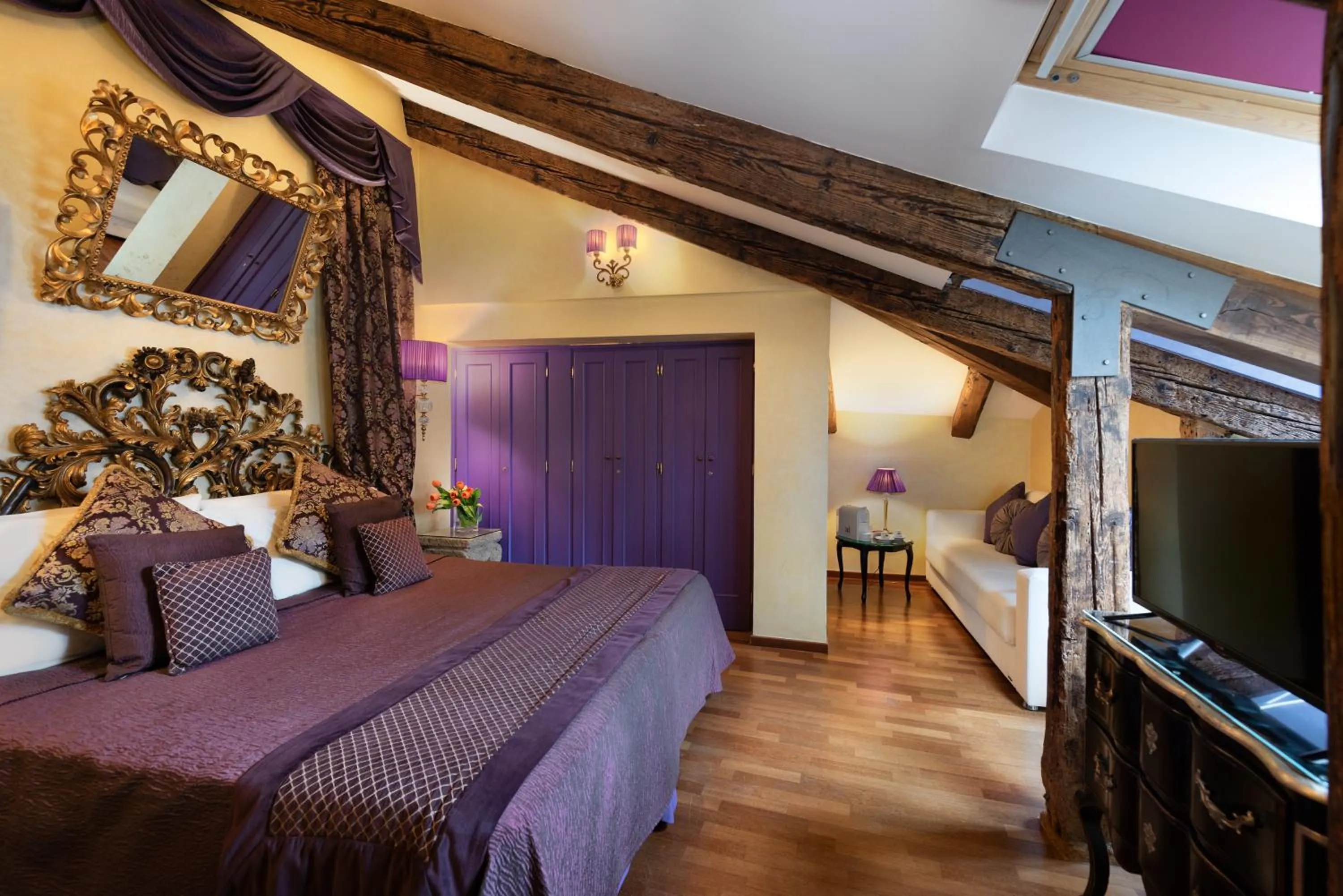 Bed, TV/Entertainment Center in Ad Place Venice