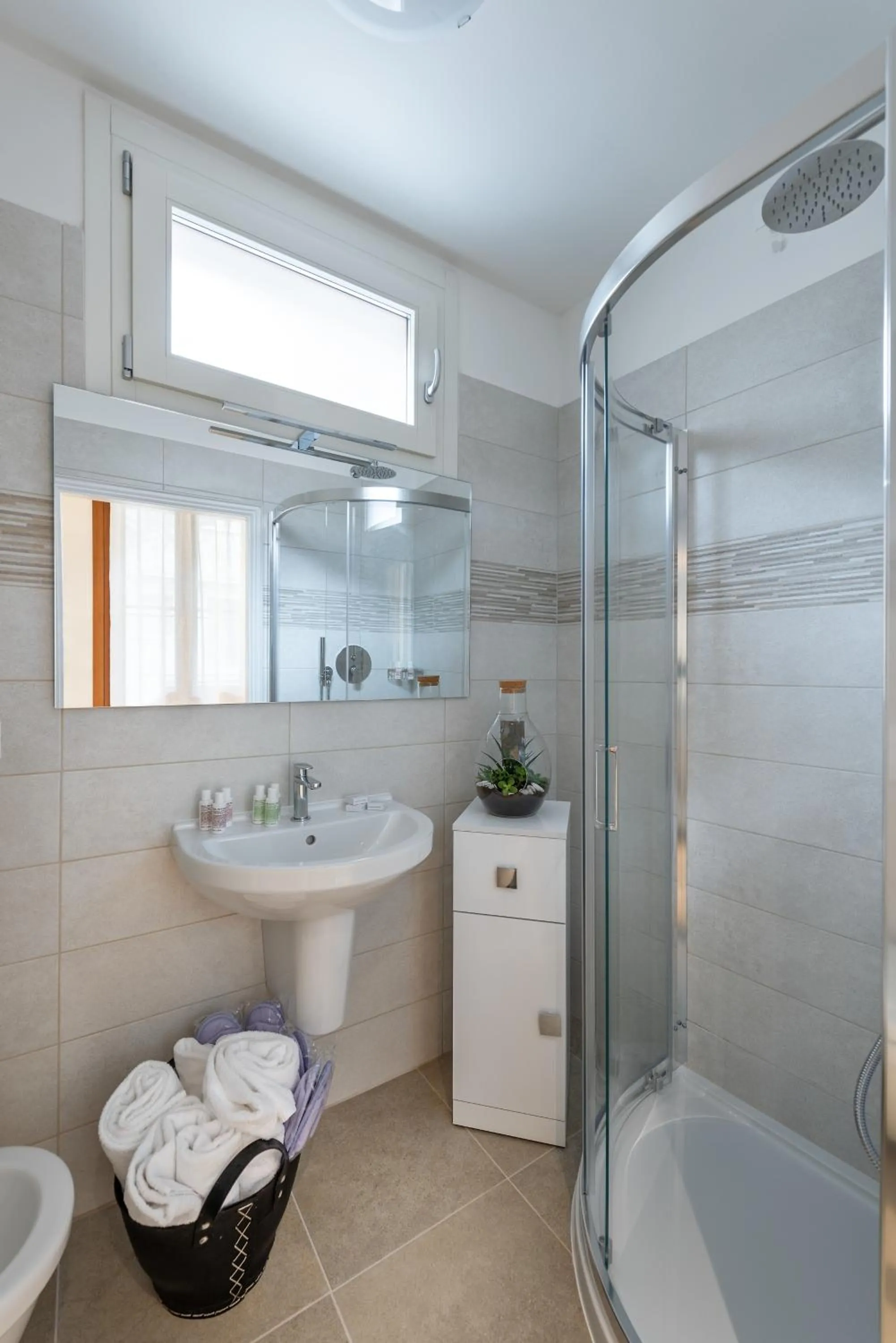 Shower, Bathroom in Ad Place Venice