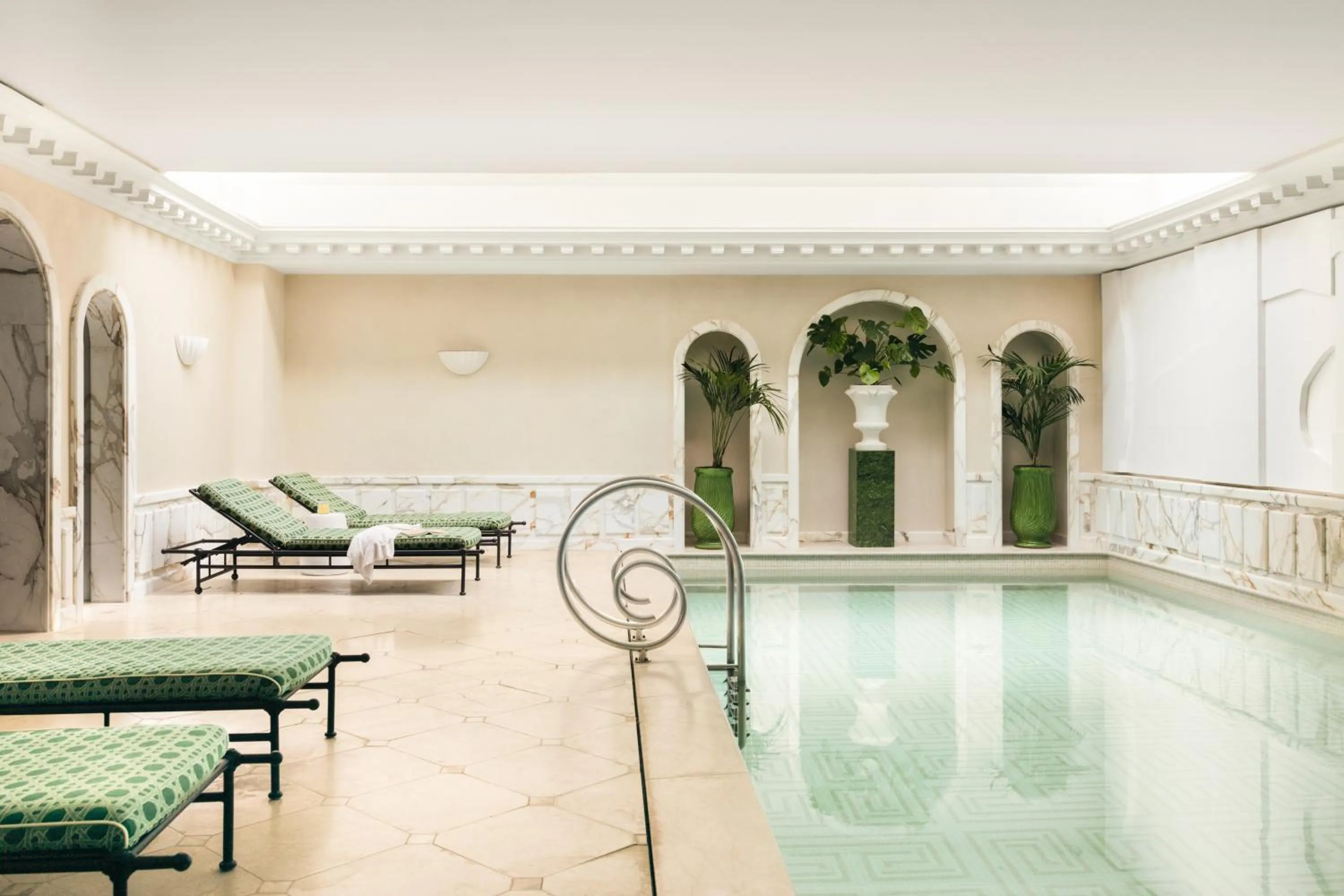 Swimming pool in Saint James Paris