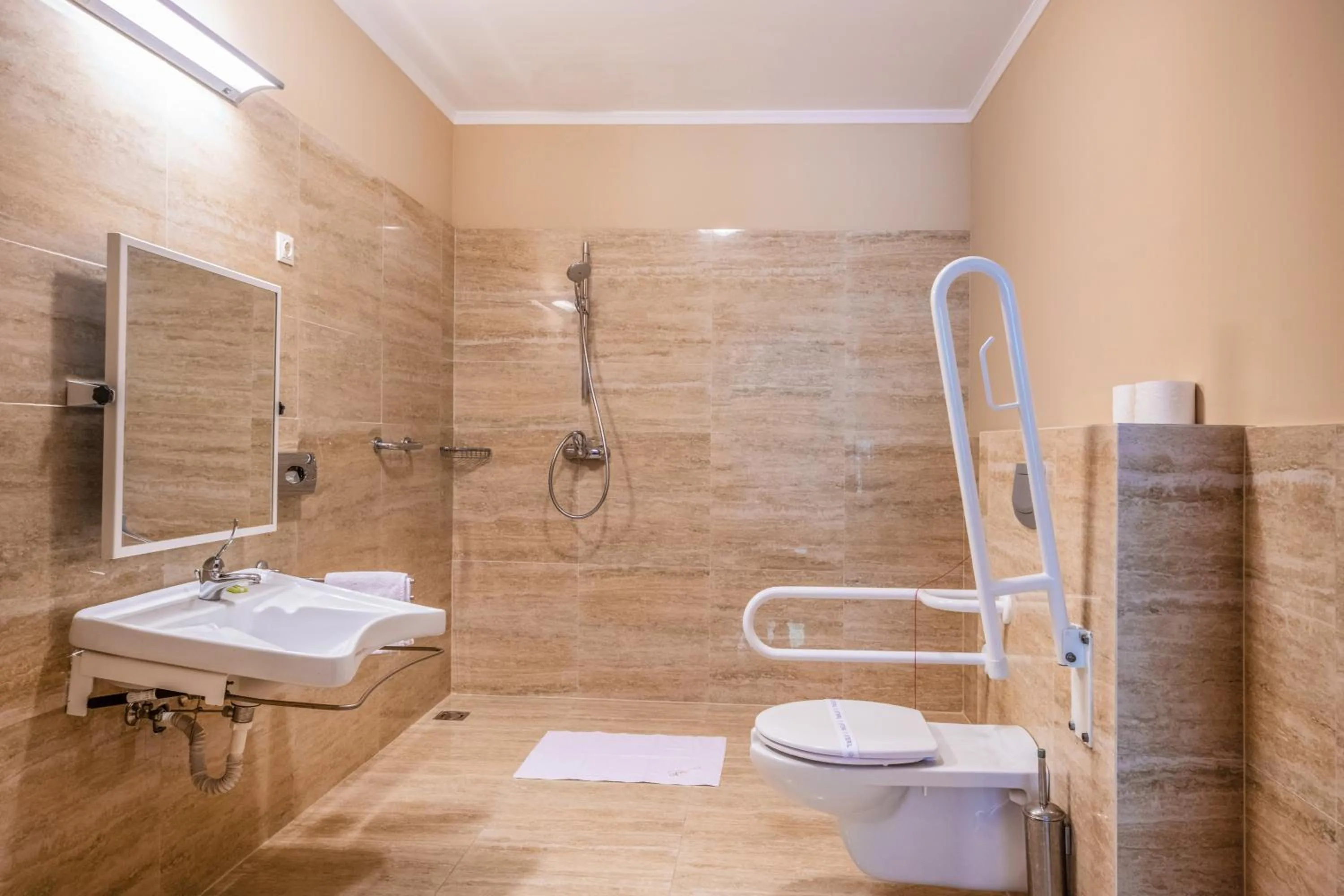 Toilet in La Contessa Castle Hotel