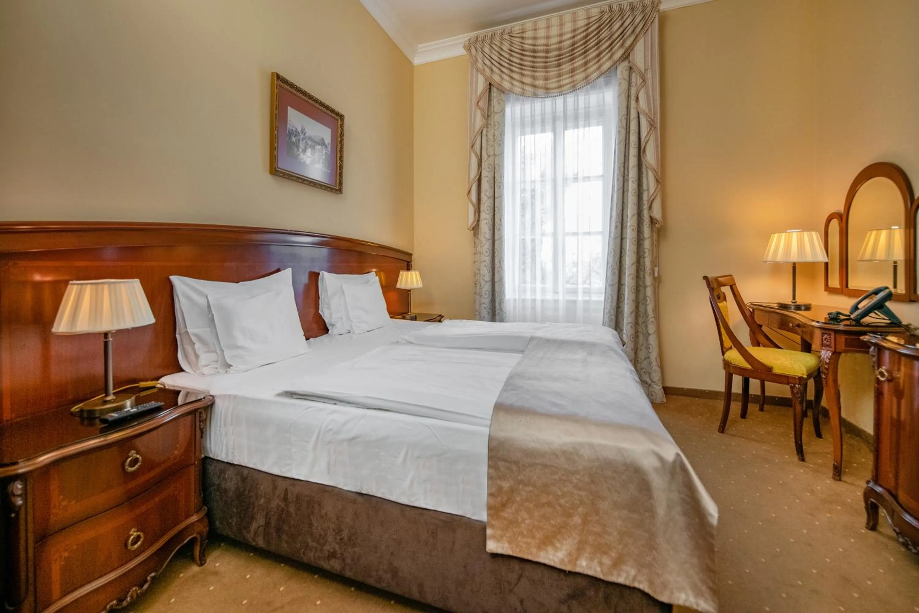 Bedroom, Bed in La Contessa Castle Hotel