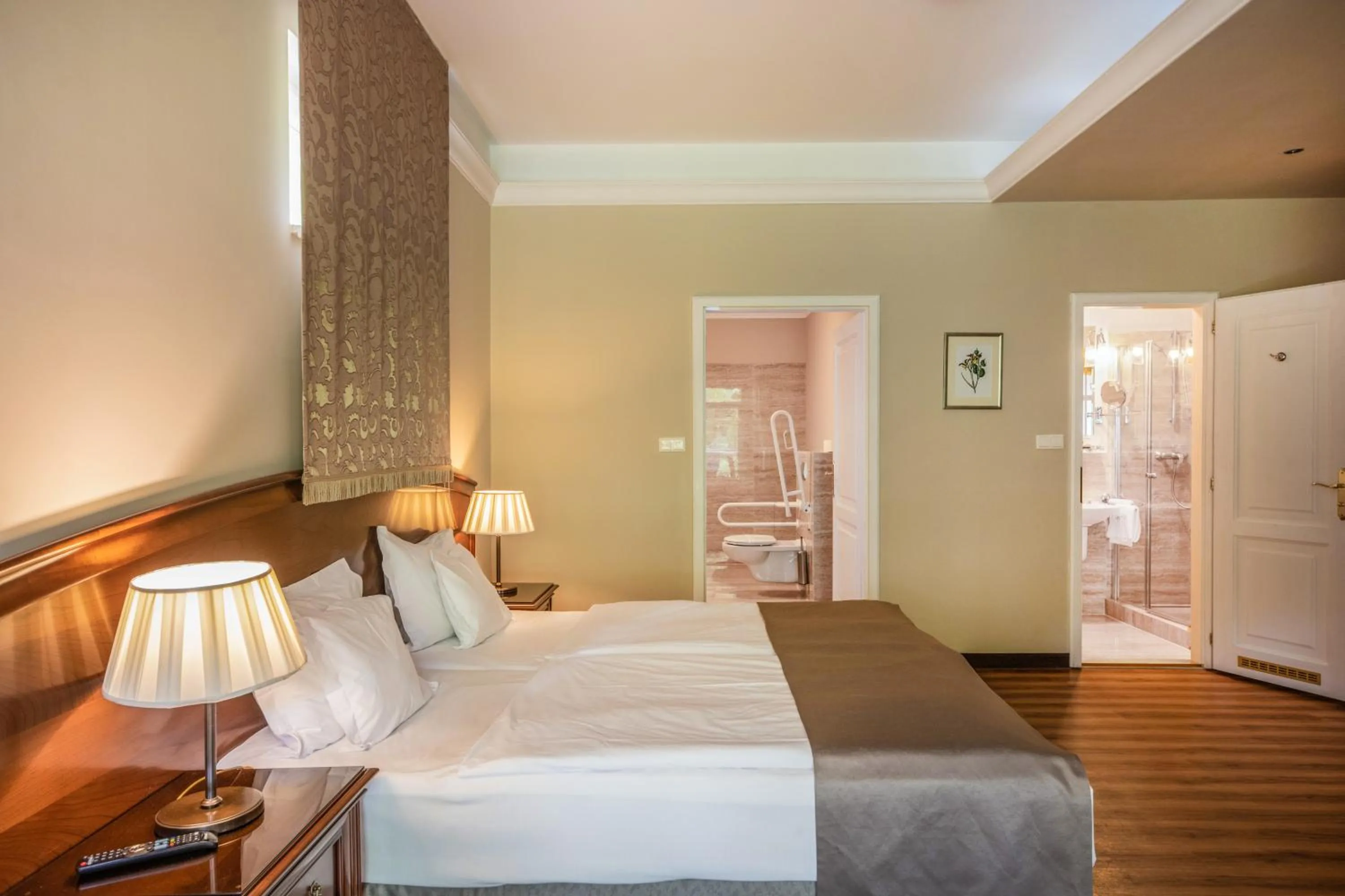 Photo of the whole room, Bed in La Contessa Castle Hotel