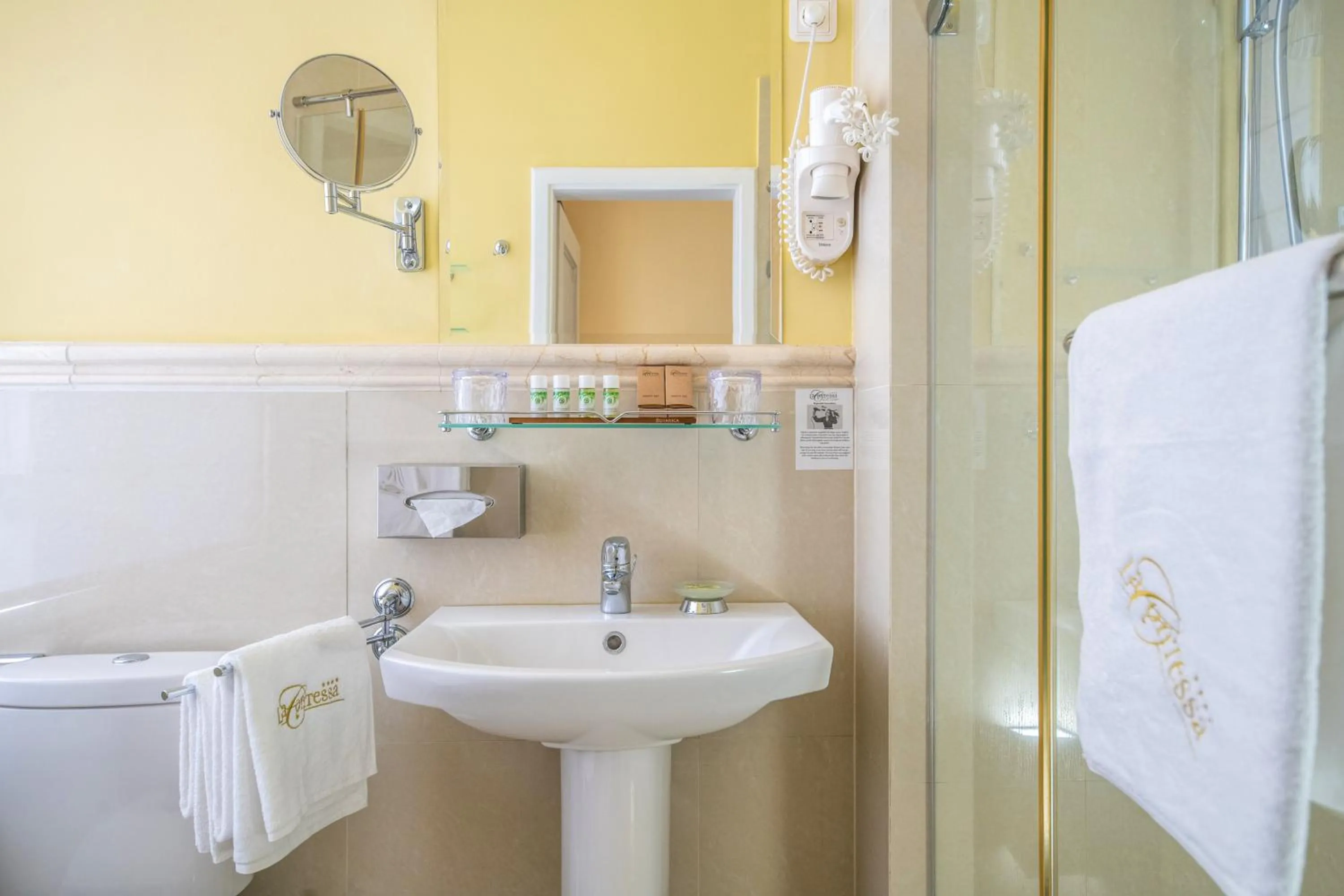 Bathroom in La Contessa Castle Hotel