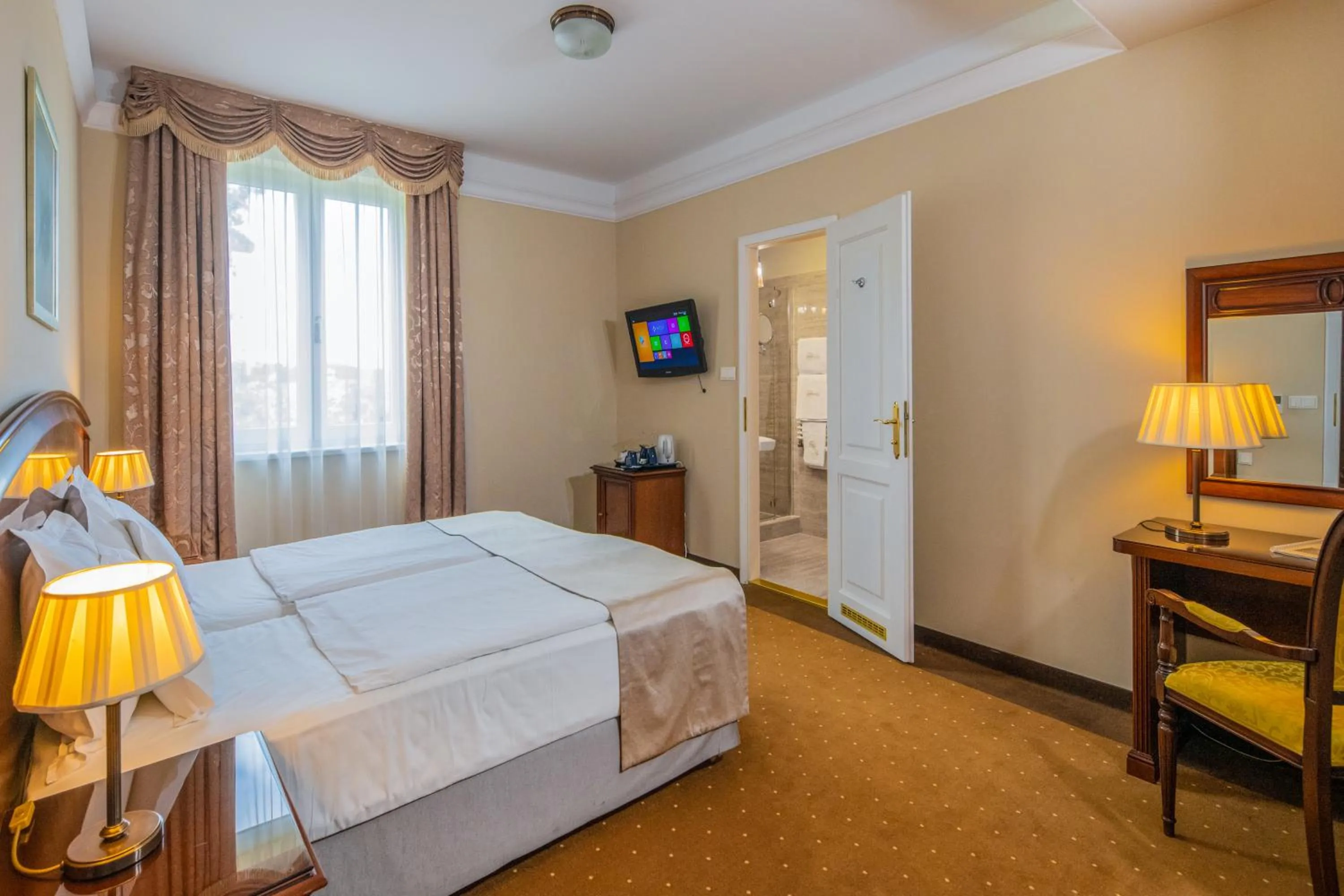 Bed in La Contessa Castle Hotel