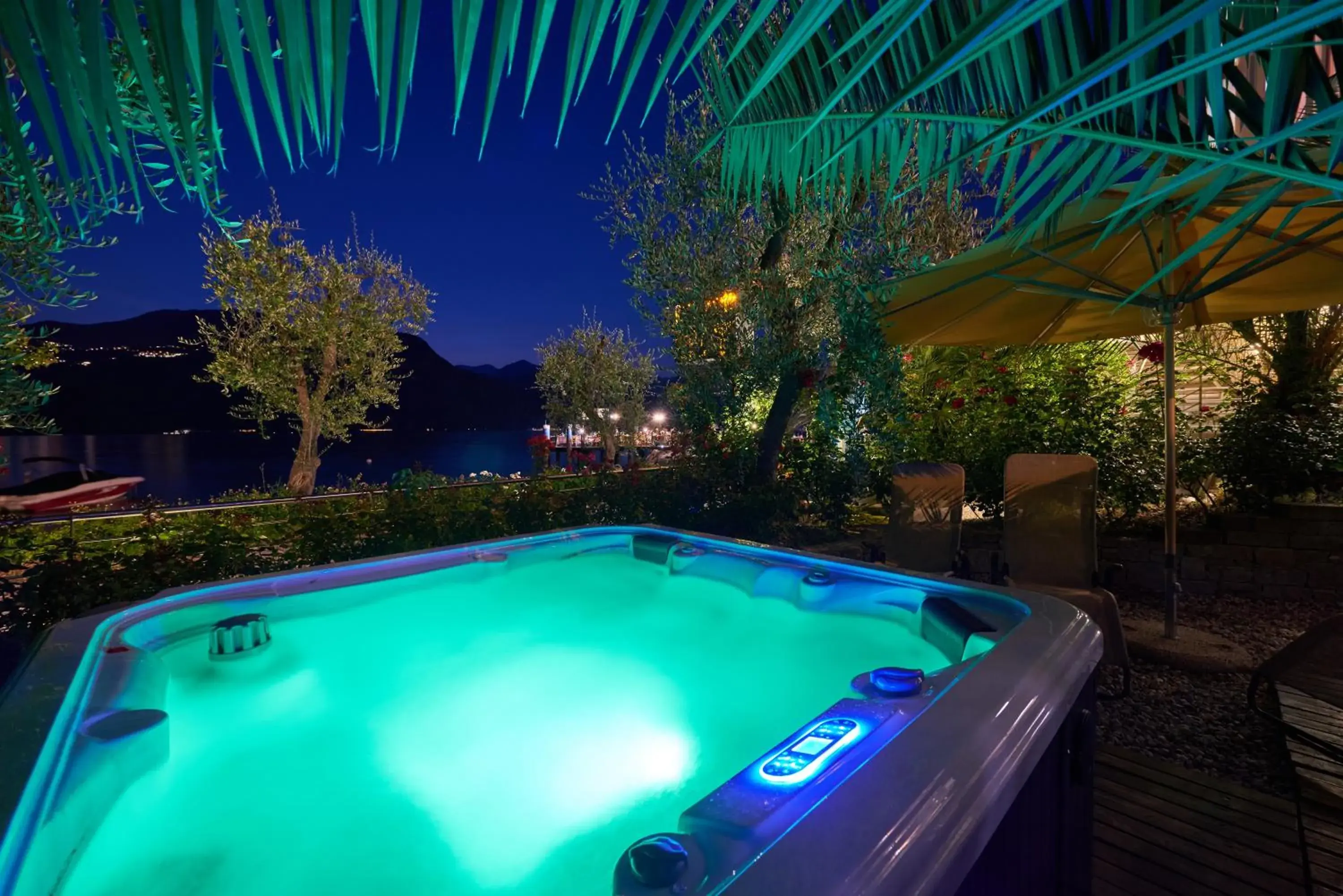 Hot Tub, Swimming Pool in Belfiore Park Hotel****S