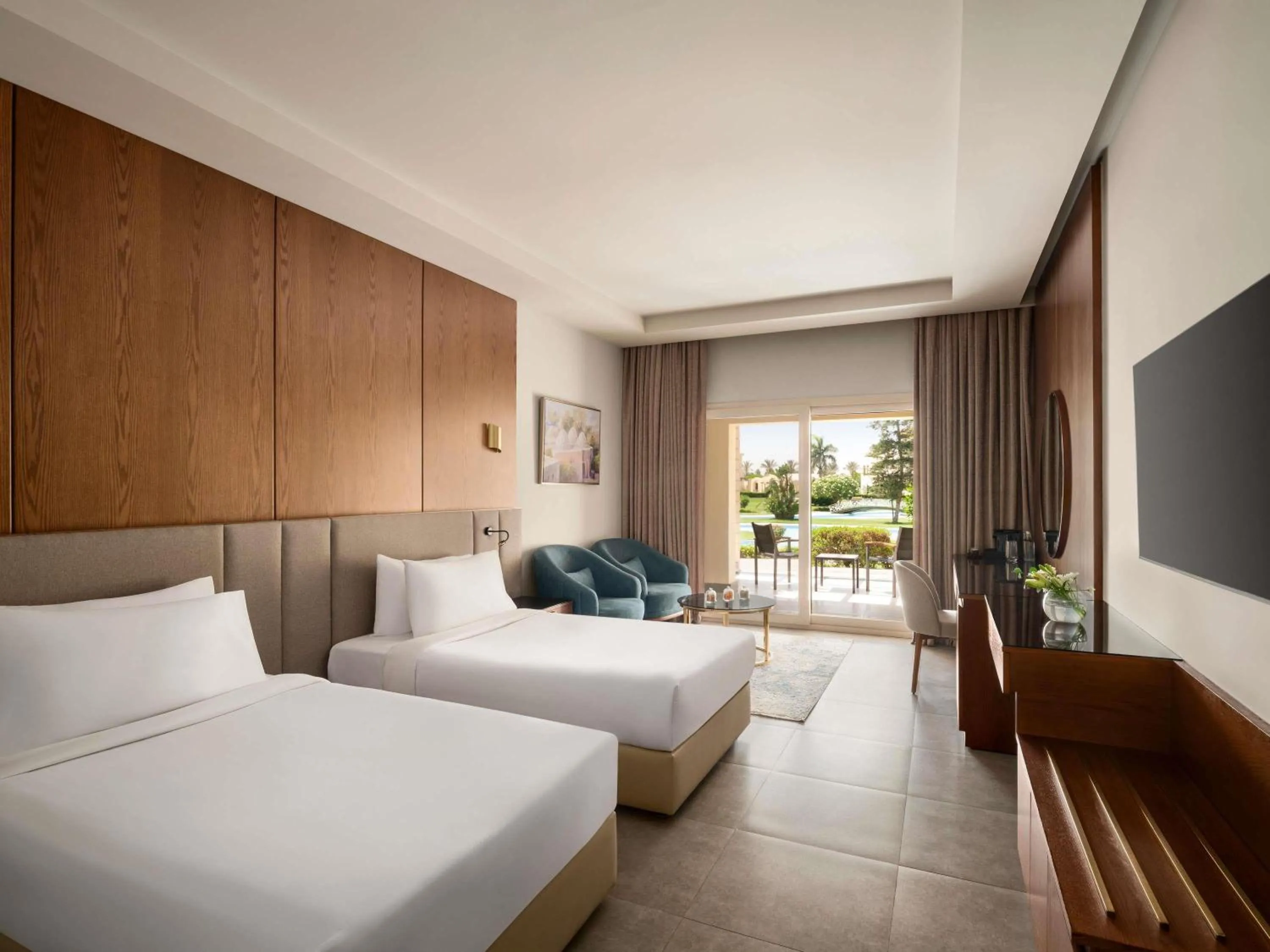 Bedroom, Bed in Mövenpick Hotel Cairo - Media City