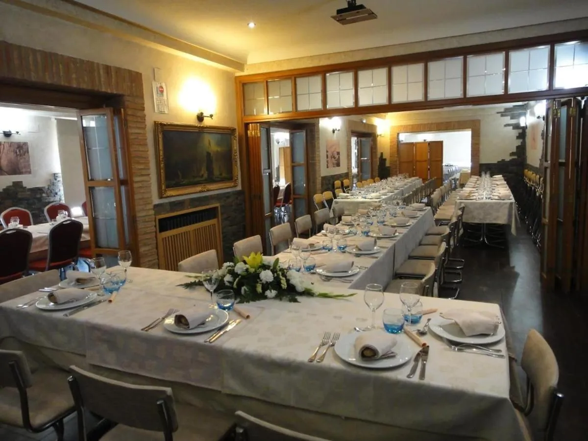 Restaurant/places to eat in Hostal Real