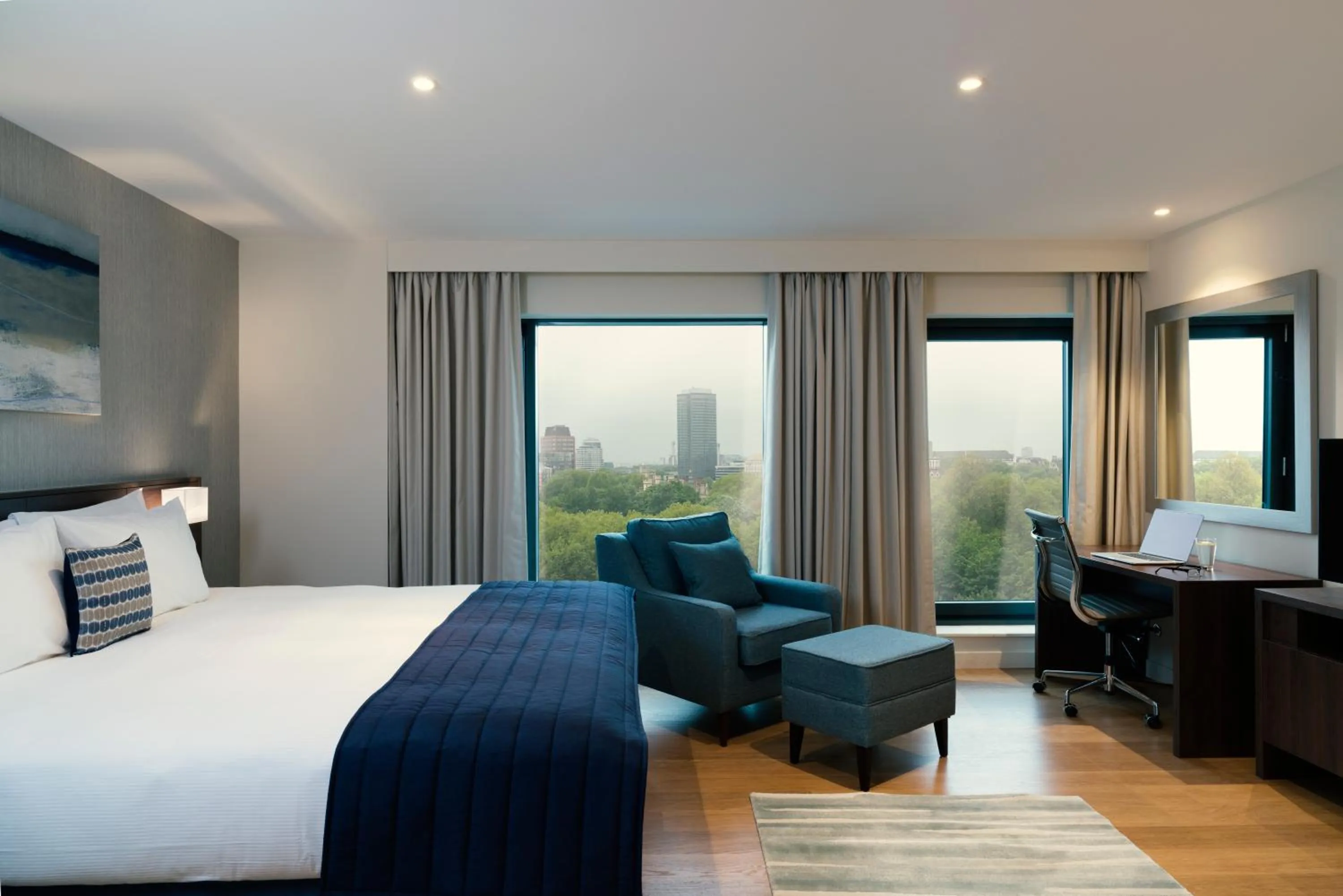 Photo of the whole room, Bed in Marlin Waterloo